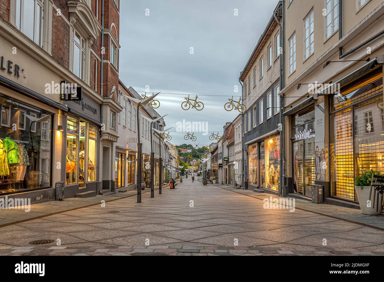 Logo bici per Tour de France appeso alla luce soffusa della sera sulla strada dello shopping a Vejle, Danimarca, 14 giugno 2022 Foto Stock