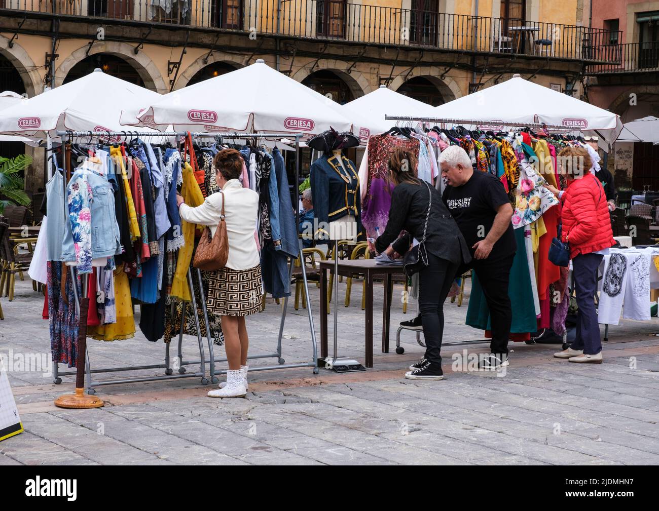 Spagna, Leon. Shopping per l'abbigliamento in Plaza Mayor. Foto Stock