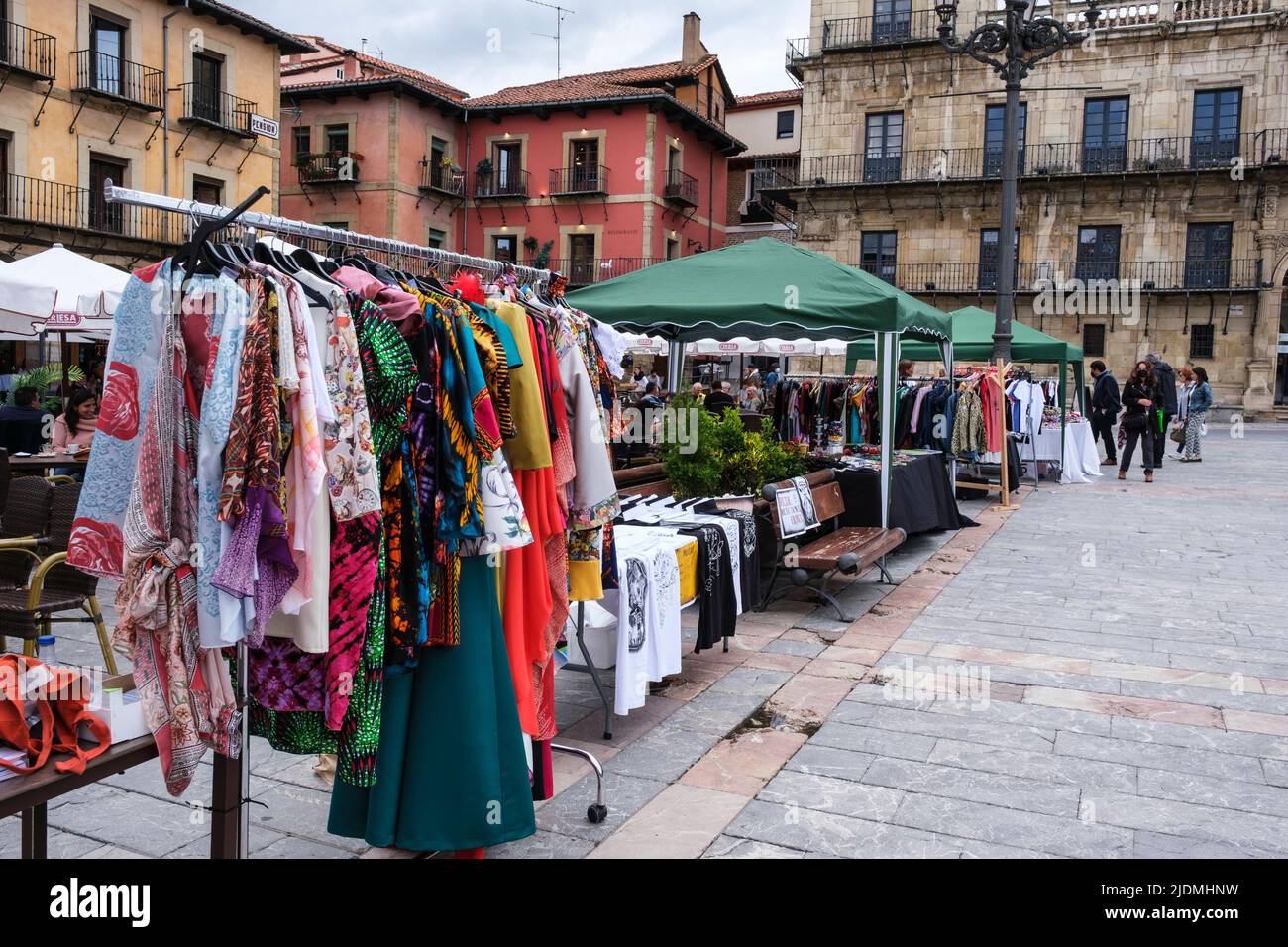 Spagna, Leon. Abbigliamento in vendita in Plaza Mayor. Foto Stock