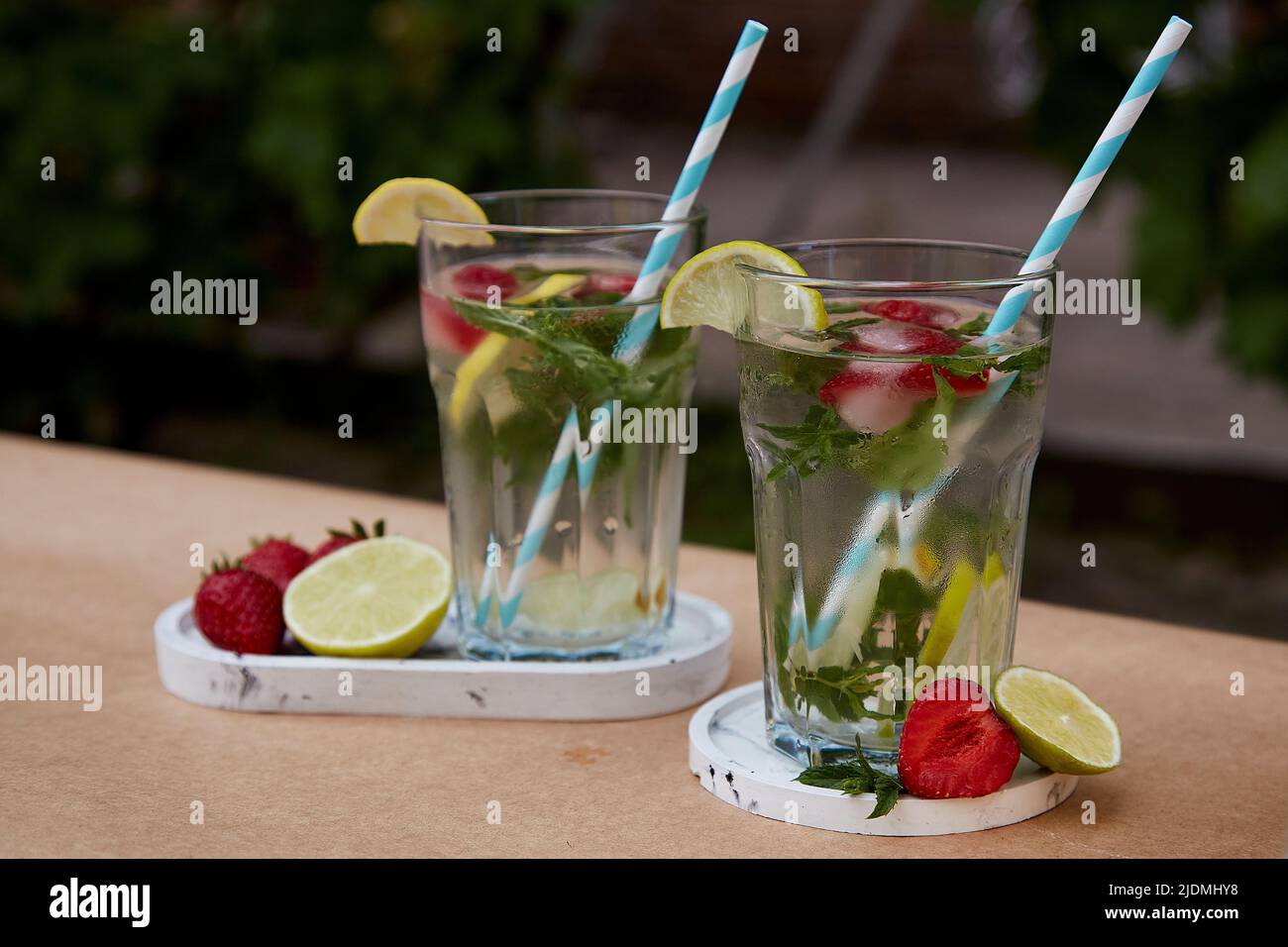 Cocktail estivi naturali fatti in casa con ghiaccio alla fragola, lime, limoni e menta. Infusi, vitaminizzati, disintossare le bevande sane. Rinfrescante, dieta, acqua naturale Foto Stock