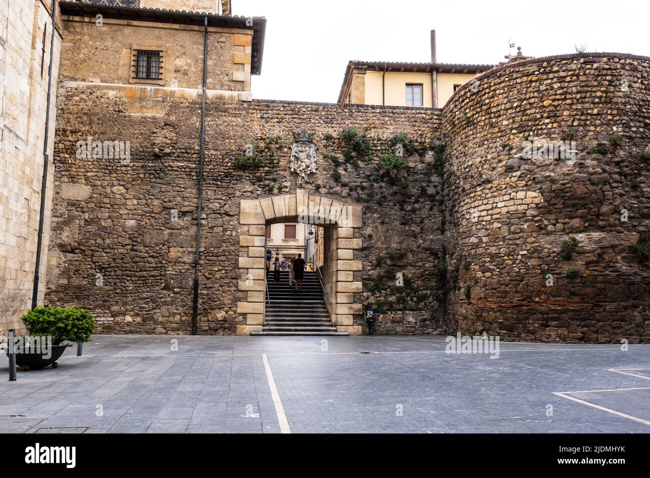 Spagna, Leon. Ingresso nella Città Vecchia attraverso i resti del Muro Romano incorporati nelle aggiunte medievali successive. Foto Stock