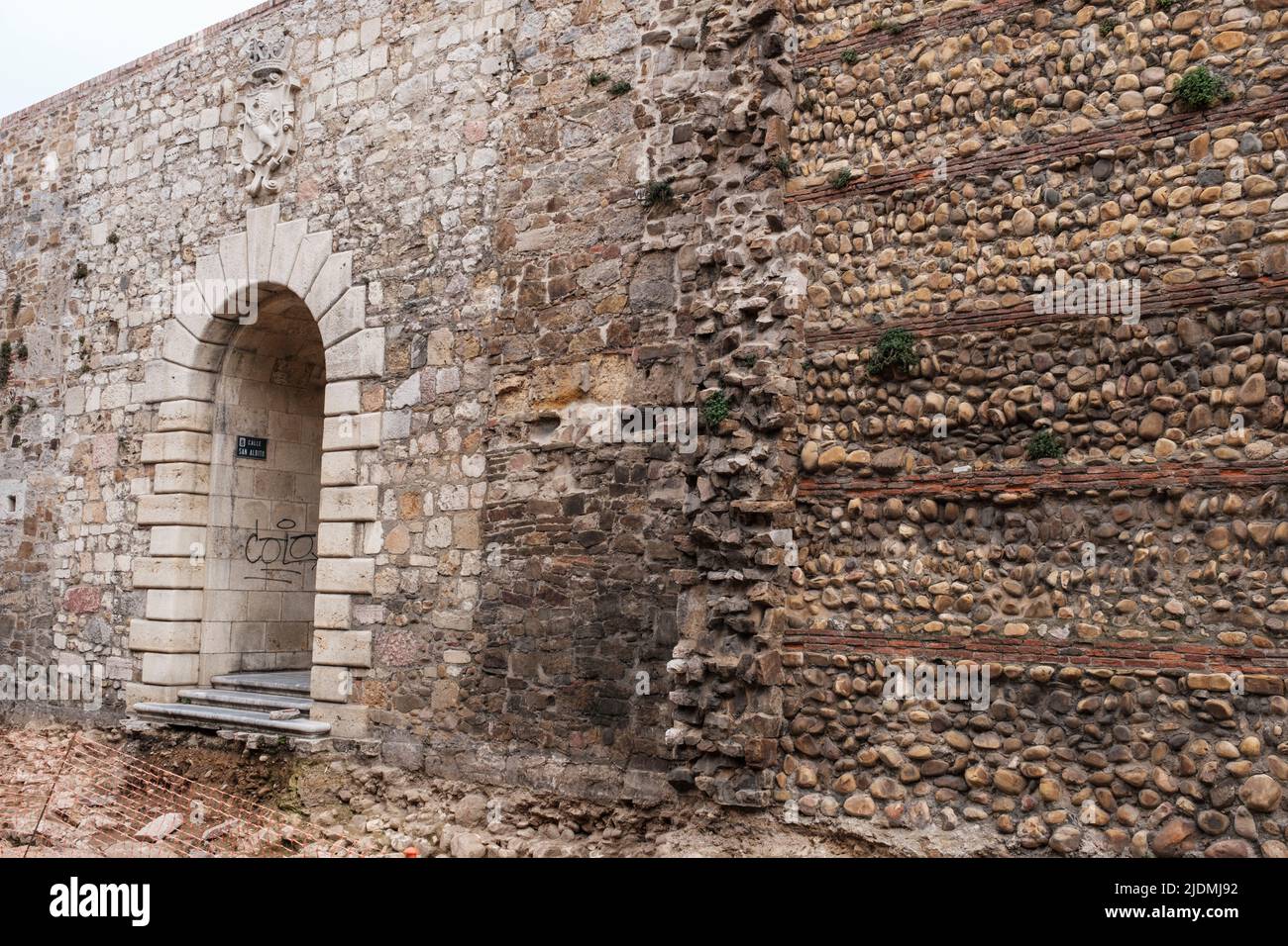 Spagna, Leon. Resti del muro romano incorporati nelle successive aggiunte medievali. Lavori di restauro in corso. Foto Stock