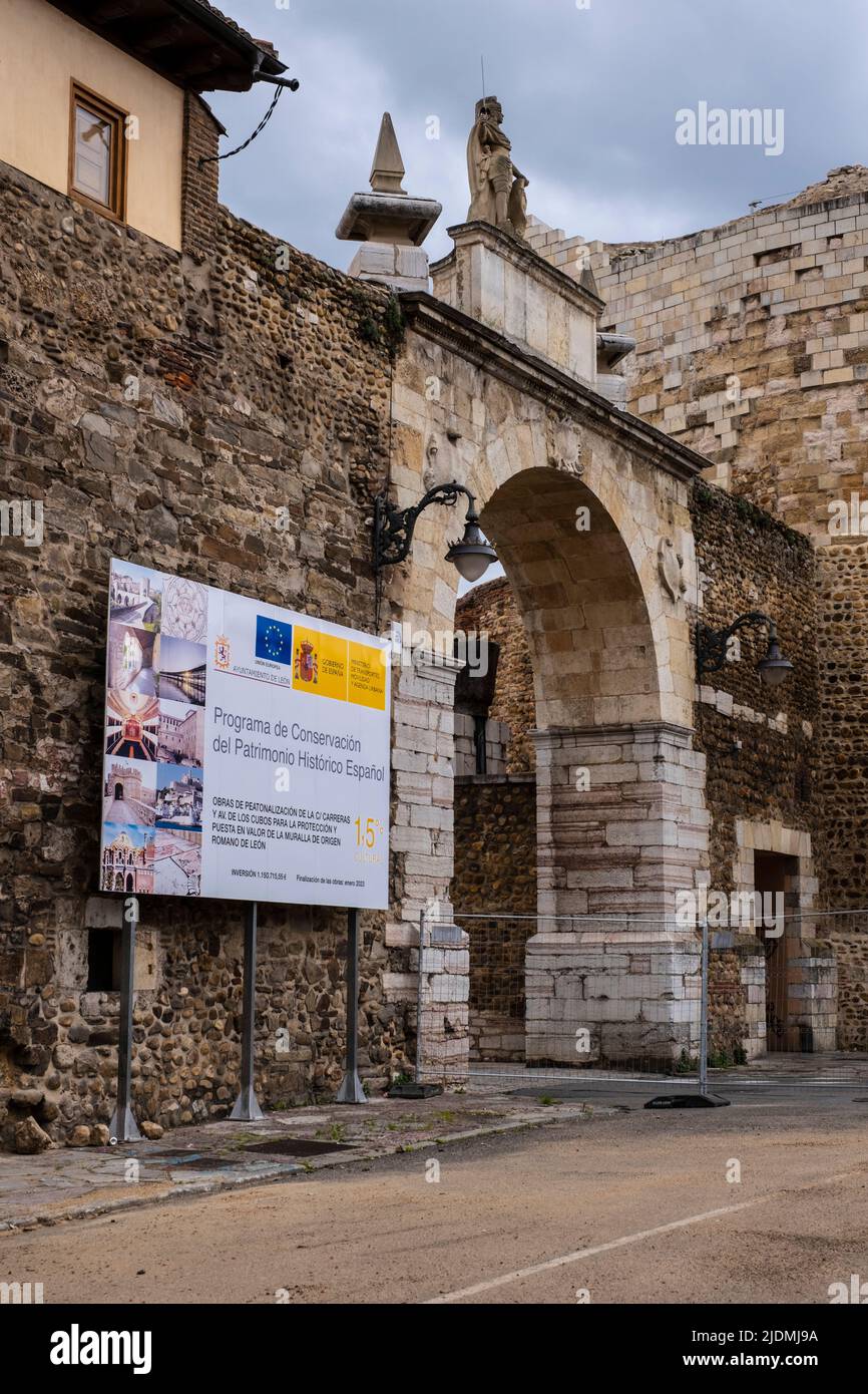 Spagna, Leon. Resti del muro romano incorporati nelle successive aggiunte medievali. Sign annuncia il lavoro per preservare il patrimonio nazionale. Foto Stock
