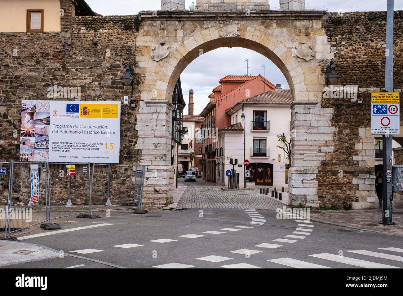Spagna, Leon. Resti del muro romano incorporati nelle successive aggiunte medievali. Sign annuncia il lavoro per preservare il patrimonio nazionale. Foto Stock