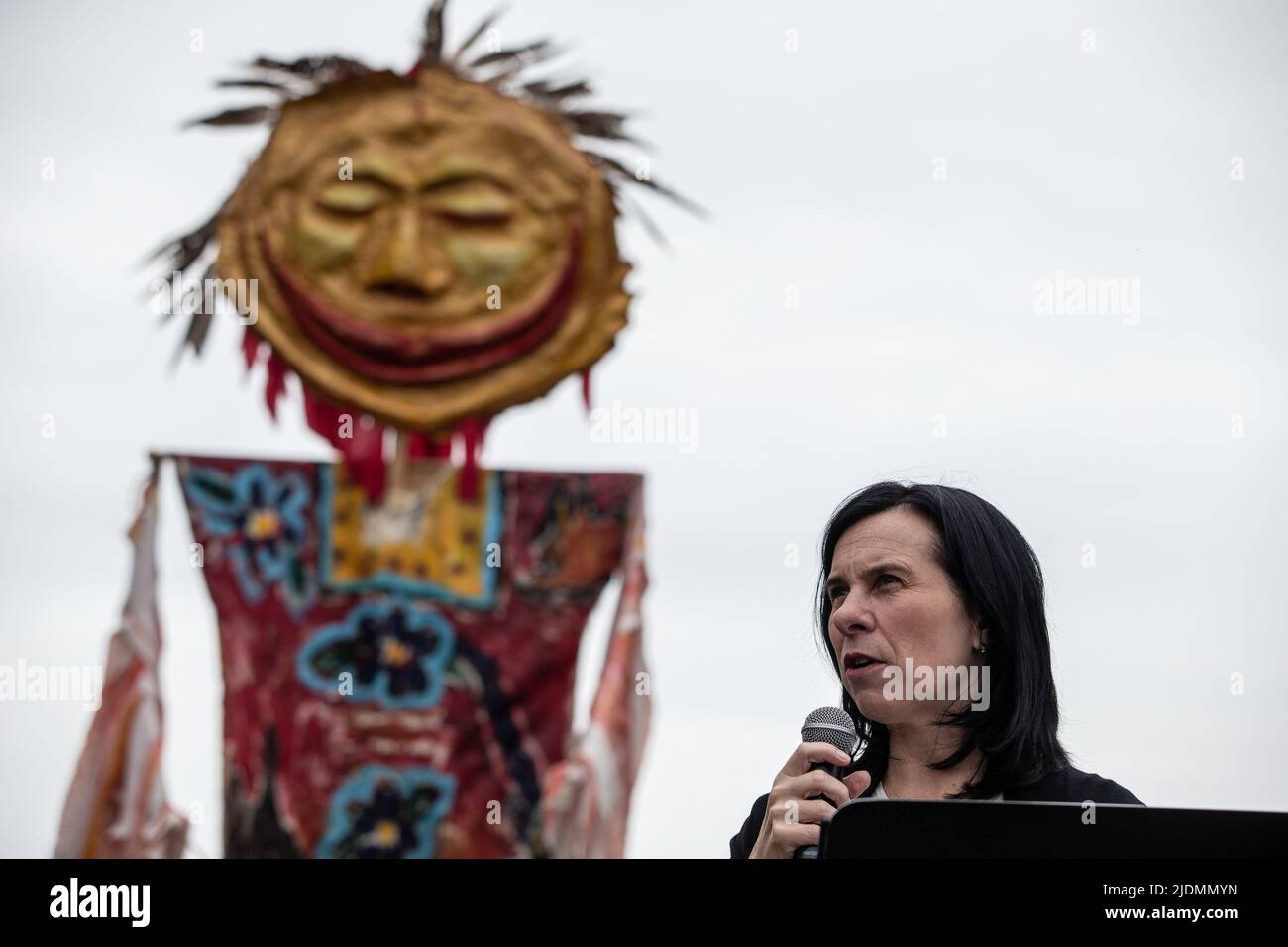 Montreal, Canada. 21st giugno 2022. Il sindaco di Montreal Valérie Plante accoglie la folla alle celebrazioni del solstizio d'estate. Durante questo solstizio d'estate, i canadesi hanno celebrato la Giornata Nazionale dei popoli indigeni 26th. Molti membri della First Nations of Turtle Island (Montreal), Kahnawake e oltre, ballavano e condividevano le loro storie durante la transizione stagionale in diversi eventi in tutta la città. Parlando a Kanien'kehá prima del francese o dell'inglese, gli indigeni hanno evidenziato la loro cultura e le loro tradizioni nella Vecchia Montreal. Credit: SOPA Images Limited/Alamy Live News Foto Stock