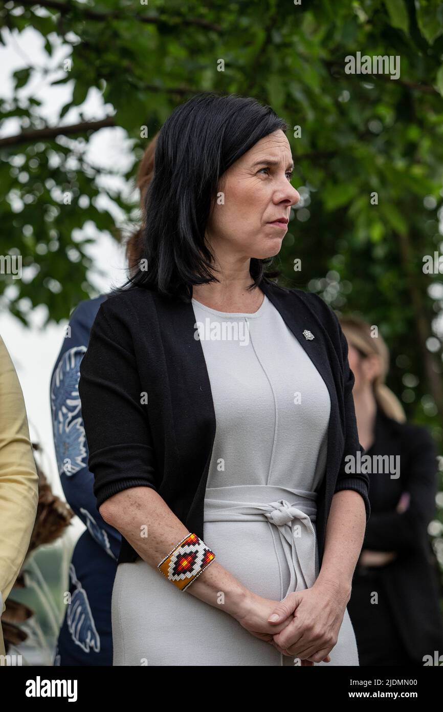 Montreal, Canada. 21st giugno 2022. Il sindaco di Montreal Valérie Plante visto durante le celebrazioni del solstizio d'estate. Durante questo solstizio d'estate, i canadesi hanno celebrato la Giornata Nazionale dei popoli indigeni 26th. Molti membri della First Nations of Turtle Island (Montreal), Kahnawake e oltre, ballavano e condividevano le loro storie durante la transizione stagionale in diversi eventi in tutta la città. Parlando a Kanien'kehá prima del francese o dell'inglese, gli indigeni hanno evidenziato la loro cultura e le loro tradizioni nella Vecchia Montreal. Credit: SOPA Images Limited/Alamy Live News Foto Stock