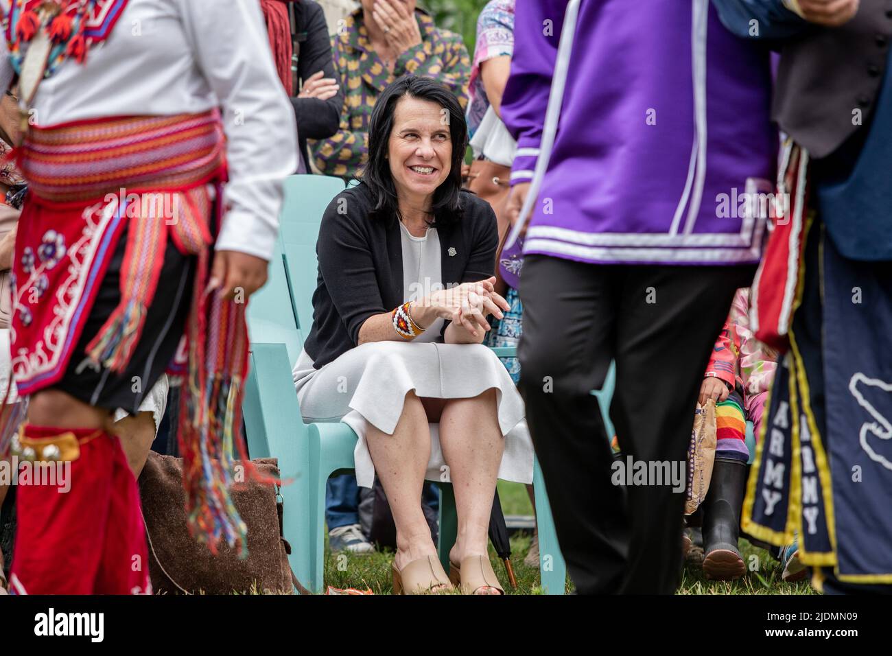 Il sindaco di Montreal ValÈrie Plante guardando la presentazione di una danza indigena durante le celebrazioni del solstizio d'estate. Durante questo solstizio d'estate, i canadesi hanno celebrato la Giornata Nazionale dei popoli indigeni 26th. Molti membri della First Nations of Turtle Island (Montreal), Kahnawake e oltre, ballavano e condividevano le loro storie durante la transizione stagionale in diversi eventi in tutta la città. Parlando a Kanien'kehá prima del francese o dell'inglese, gli indigeni hanno evidenziato la loro cultura e le loro tradizioni nella Vecchia Montreal. Foto Stock