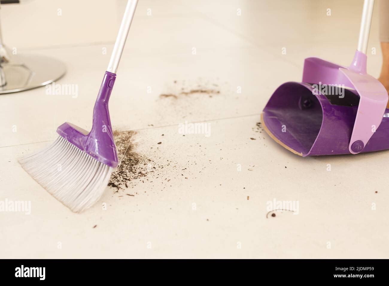 Spazzatura con sporco da pattumiera su pavimento piastrellato a casa Foto Stock