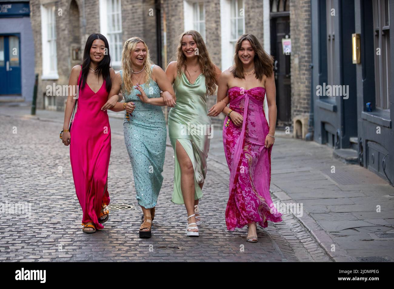 La foto del giugno 20th mostra gli studenti dell'Università di Cambridge sulla strada per la Trinity May Ball. Gli studenti della Rich Cambridge University hanno partecipato alla Trinity May Ball la scorsa notte (Lun) – per cui i biglietti costano £450 a coppia. Circa 1800 laureati vestiti in sontuosi camici da palla e tuxedos per il 156th sontuoso partito di fine periodo, che è stato di nuovo dopo tre anni dopo le restrizioni Covid. La palla esaurito è il più grande evento del calendario sociale degli studenti di Cambridge e gli studenti hanno goduto di musica dal titolo di primo piano Priya Ragu, Anish Kumar, Emily Nash e Abba Revival, così come uno spettacolare abete Foto Stock