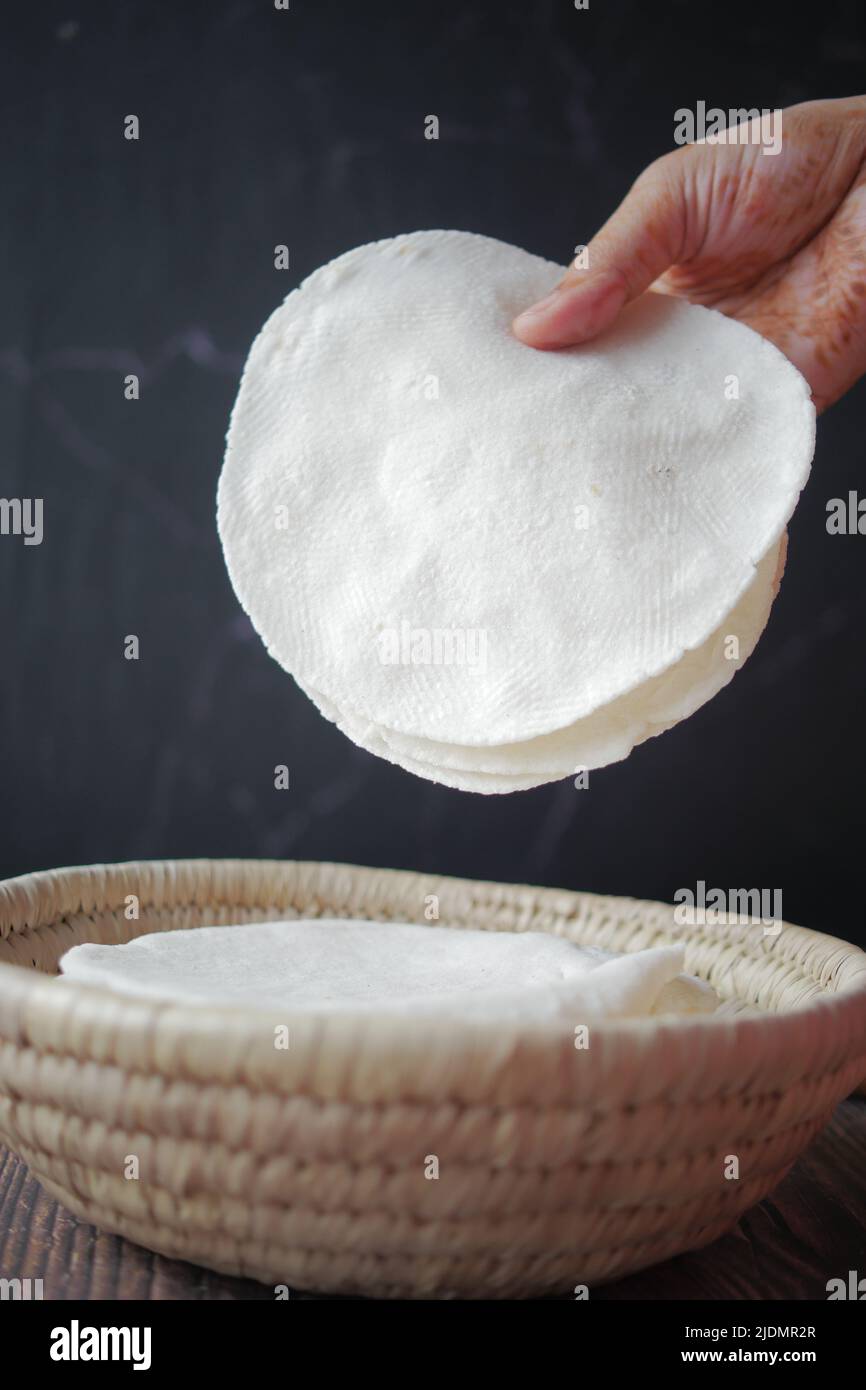 chapati di riso fatti in casa in una ciotola Foto Stock