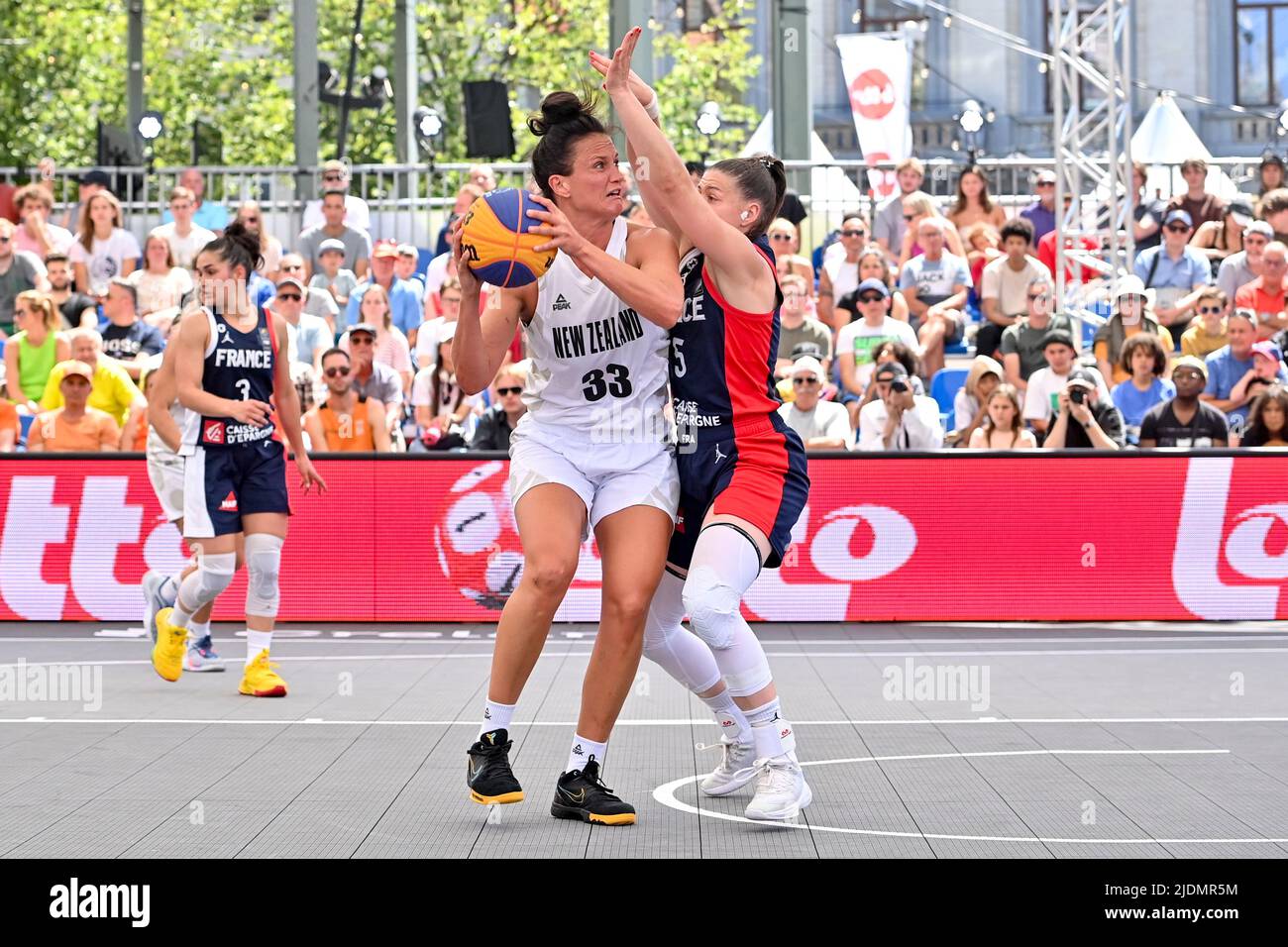 Anversa. Belgio, 22/06/2022, Jillian Harmon della Nuova Zelanda e il Paget francese Marie-Eve hanno ritratto in azione durante una partita di basket 3x3 tra la Francia e il New Zealnd, nel round del Qualifier femminile alla Coppa del mondo FIBA 2022, mercoledì 22 giugno 2022, ad Anversa. La FIBA 3x3 Basket World Cup 2022 si svolge dal 21 al 26 giugno ad Anversa. BELGA FOTO DIRK WAEM Foto Stock