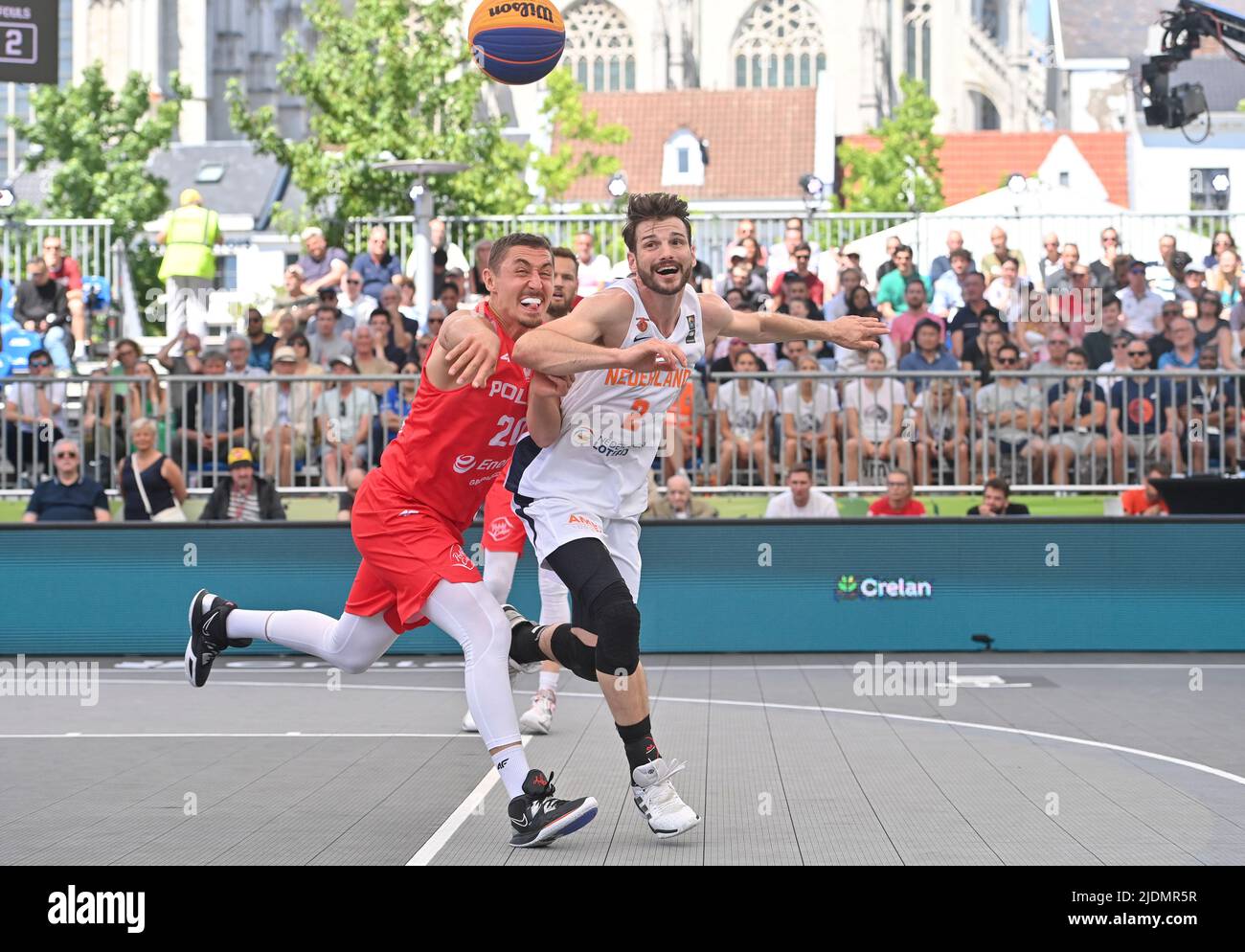 Anversa. Belgio, 22/06/2022, la Polonia Tukasz Diduszko e l'olandese Julian Jaring hanno illustrato in azione durante una partita di basket 3x3 tra Paesi Bassi e Polonia, nella fase del qualificatore maschile, alla Coppa del mondo FIBA 2022, mercoledì 22 giugno 2022, ad Anversa. La FIBA 3x3 Basket World Cup 2022 si svolge dal 21 al 26 giugno ad Anversa. BELGA FOTO DIRK WAEM Foto Stock