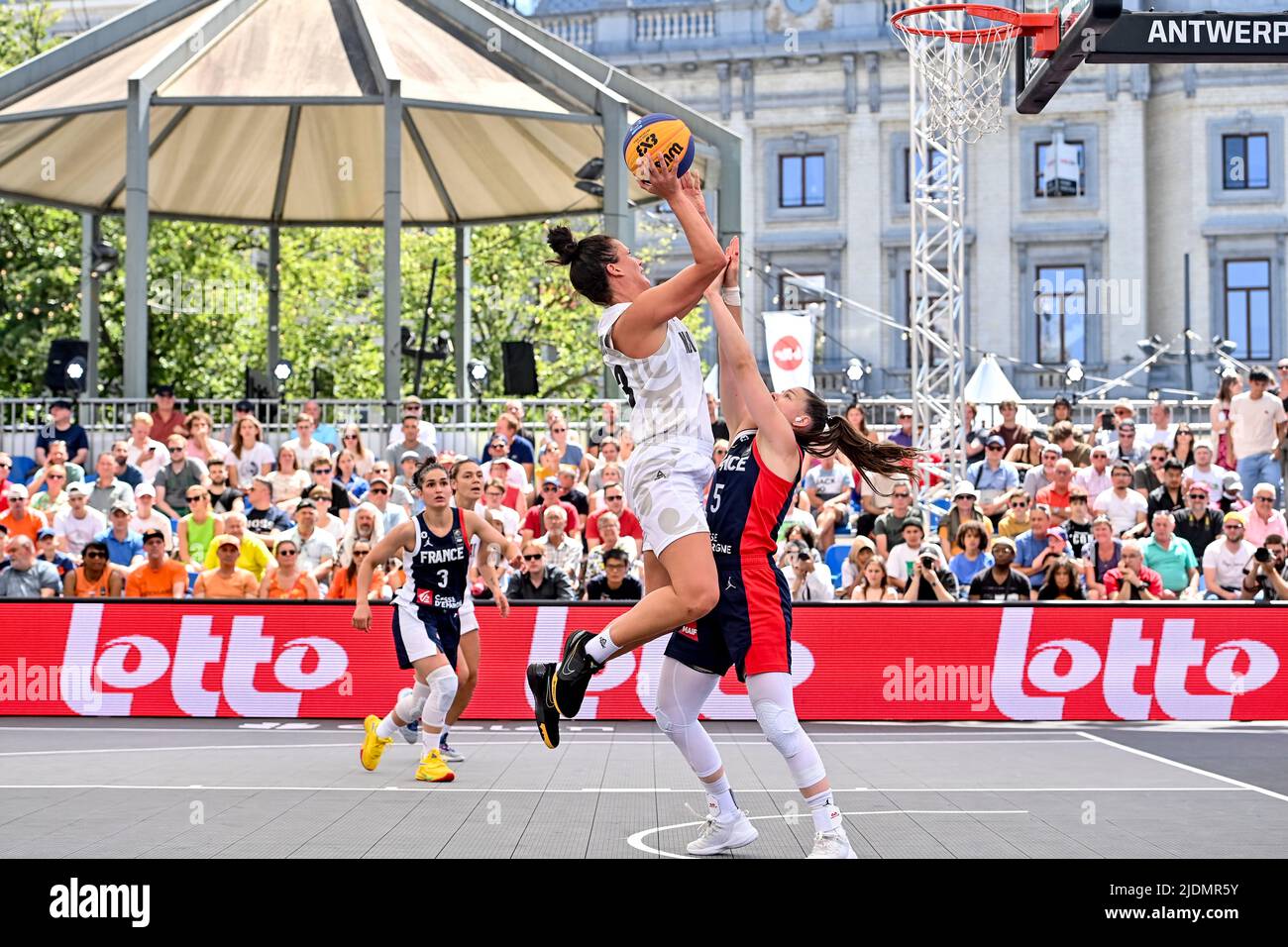 Anversa. Belgio, 22/06/2022, LA francese Marie-Eve PAGET e la neozelandese Jillian Harmon hanno ritratto nel corso di una partita di basket 3x3 tra Francia e Nuova Zelanda, nel round di qualificazione femminile alla Coppa del mondo FIBA 2022, mercoledì 22 giugno 2022, ad Anversa. La FIBA 3x3 Basket World Cup 2022 si svolge dal 21 al 26 giugno ad Anversa. BELGA FOTO DIRK WAEM Foto Stock