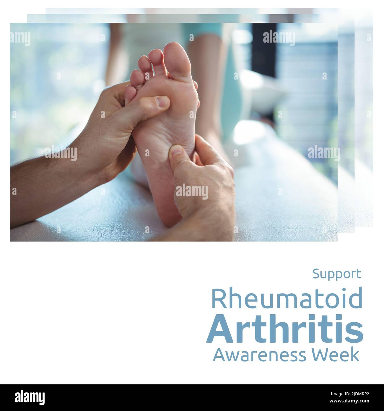 Medico caucasico massaggiando il piede della donna in ospedale e sostenere la settimana di consapevolezza dell'artrite reumatoide Foto Stock
