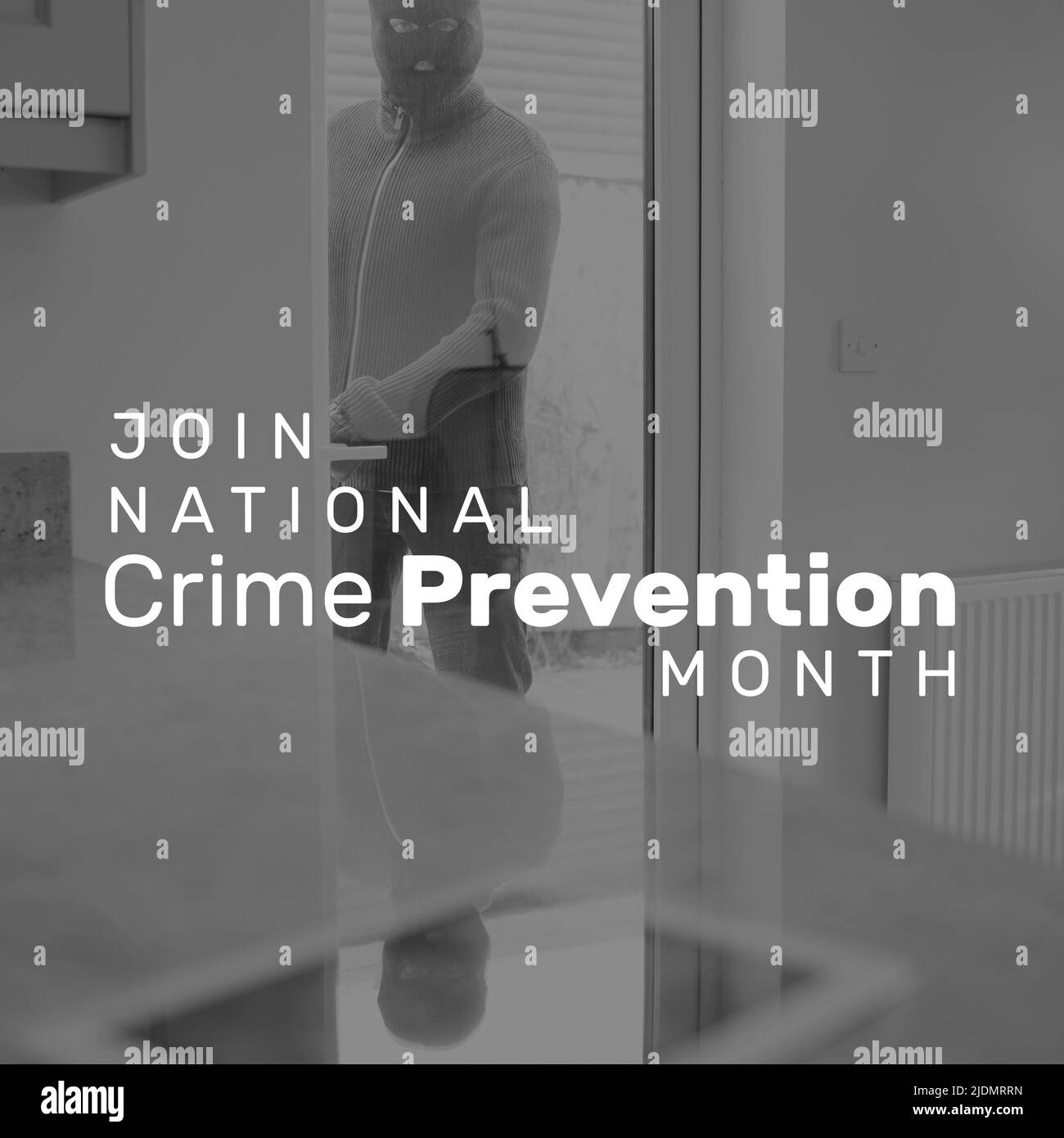 Composto di burglar in piedi all'ingresso a casa e unire il testo nazionale del mese di prevenzione della criminalità Foto Stock