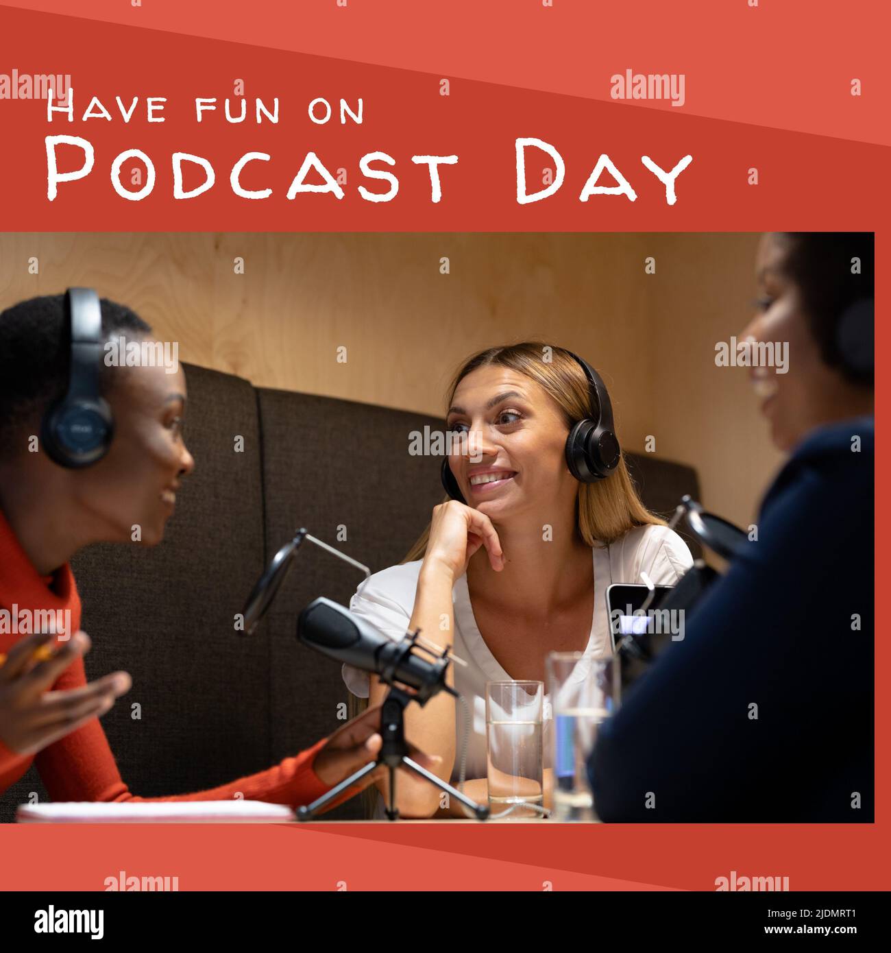 Composito di donne multirazziale discutere in studio di registrazione e divertirsi sul podcast giorno di testo Foto Stock