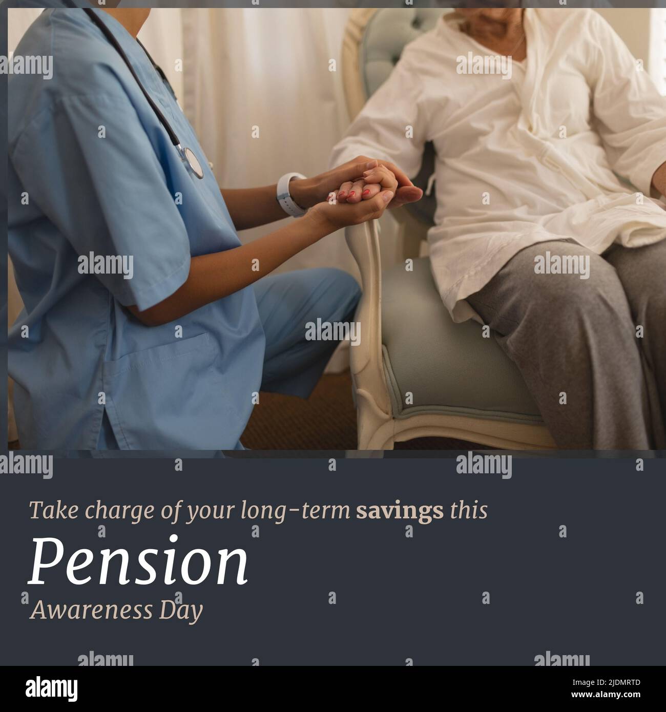 Immagine digitale del medico biraciale che tiene la mano della donna anziana, testo del giorno di sensibilizzazione alla pensione Foto Stock