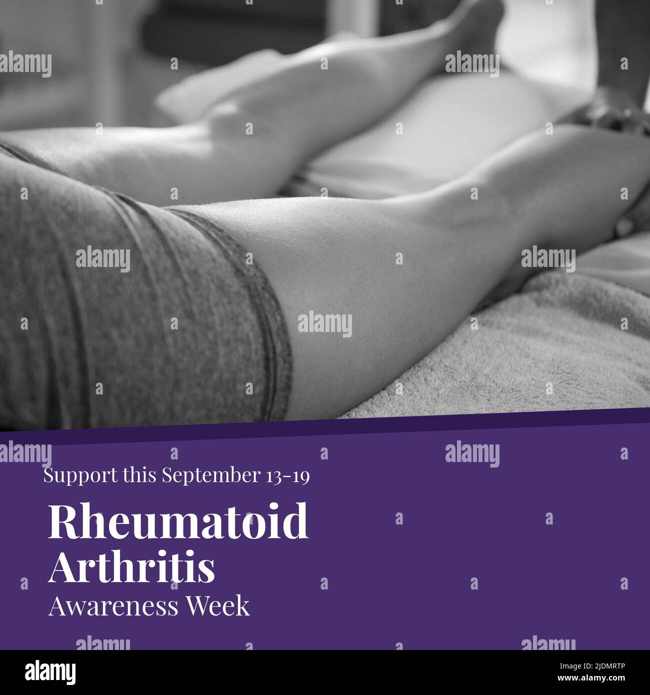 Donna biraciale sdraiata sul letto e sostenere questo 13 settembre 19, settimana di sensibilizzazione artrite reumatoide Foto Stock