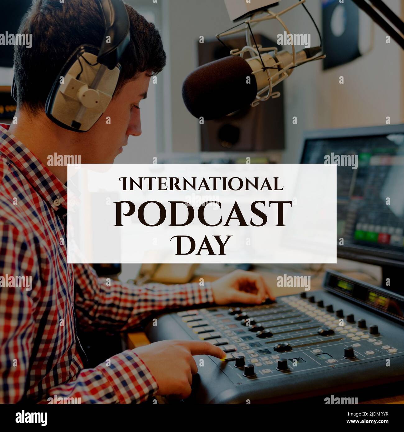 Uomo caucasico che opera sound mixer in studio di registrazione e podcast internazionale giorno testo Foto Stock