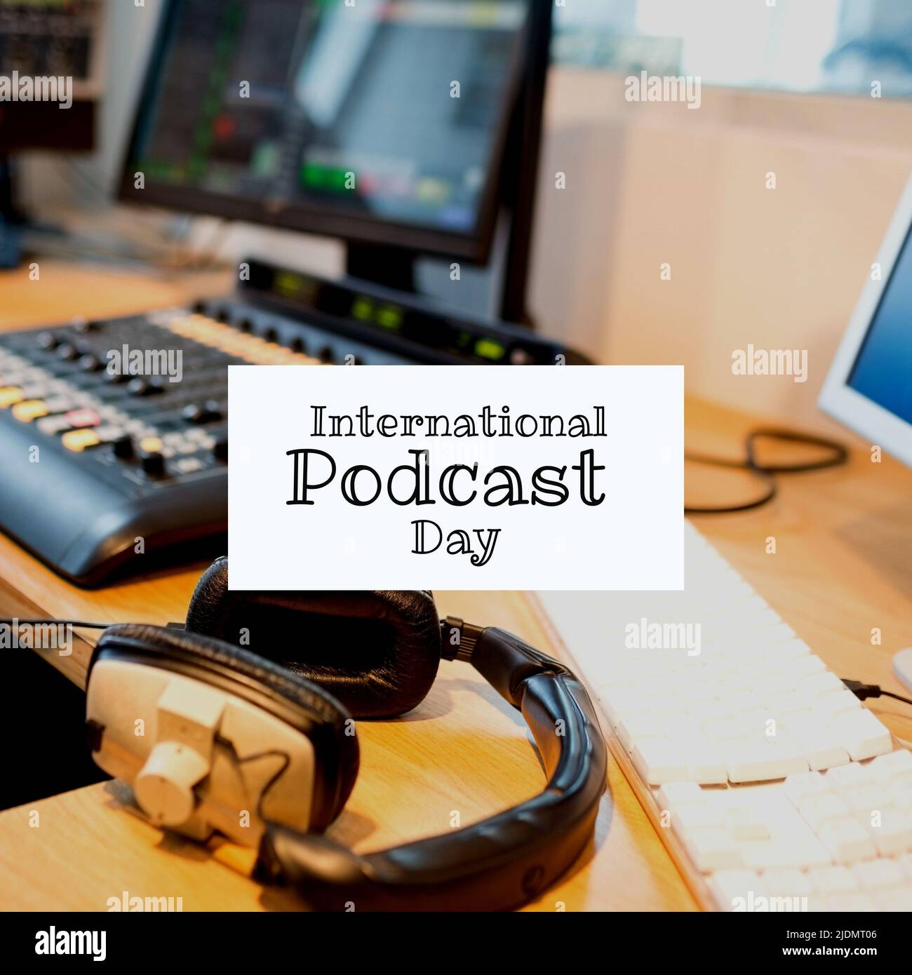 Composto di tastiera, cuffie, computer e mixer audio sul tavolo e giornata internazionale podcast Foto Stock