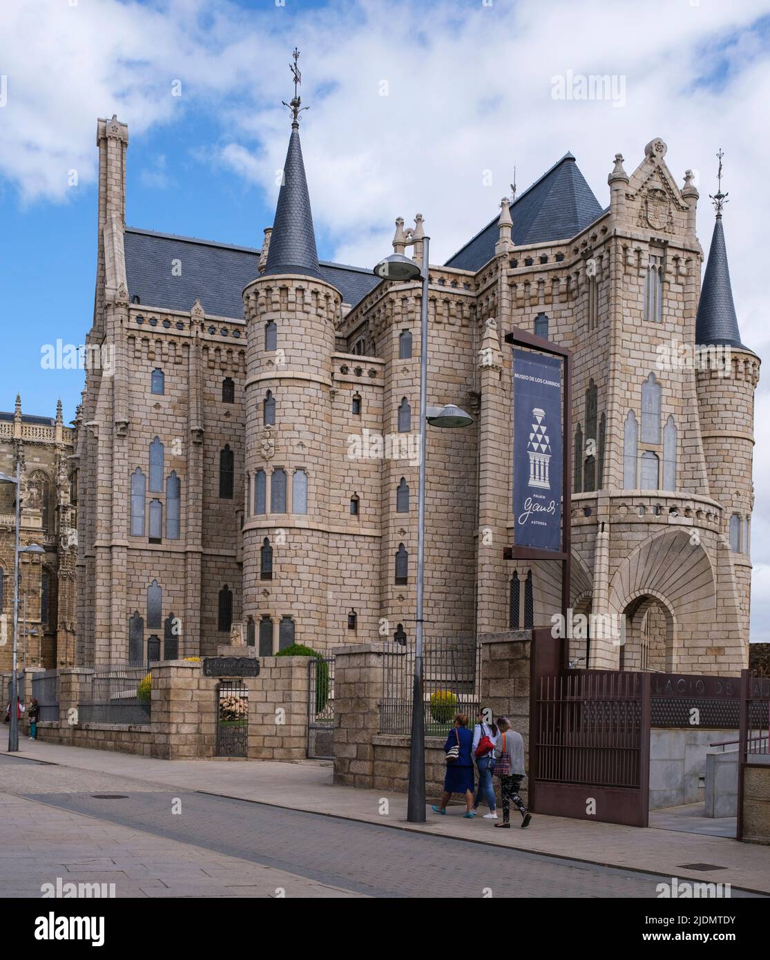 Spagna, Astorga, Castilla y Leon. Museo Los Caminos, nel Palazzo Episcopale progettato da Antonio Gaudi. Foto Stock