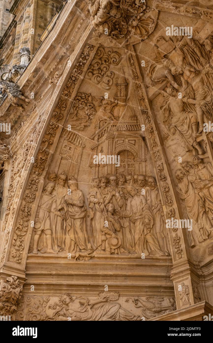 Spagna, Astorga, Castilla y Leon. Cattedrale di Santa María. Stone Carving intorno all'ingresso principale. Gesù Restorendo la vista all'uomo cieco. Foto Stock