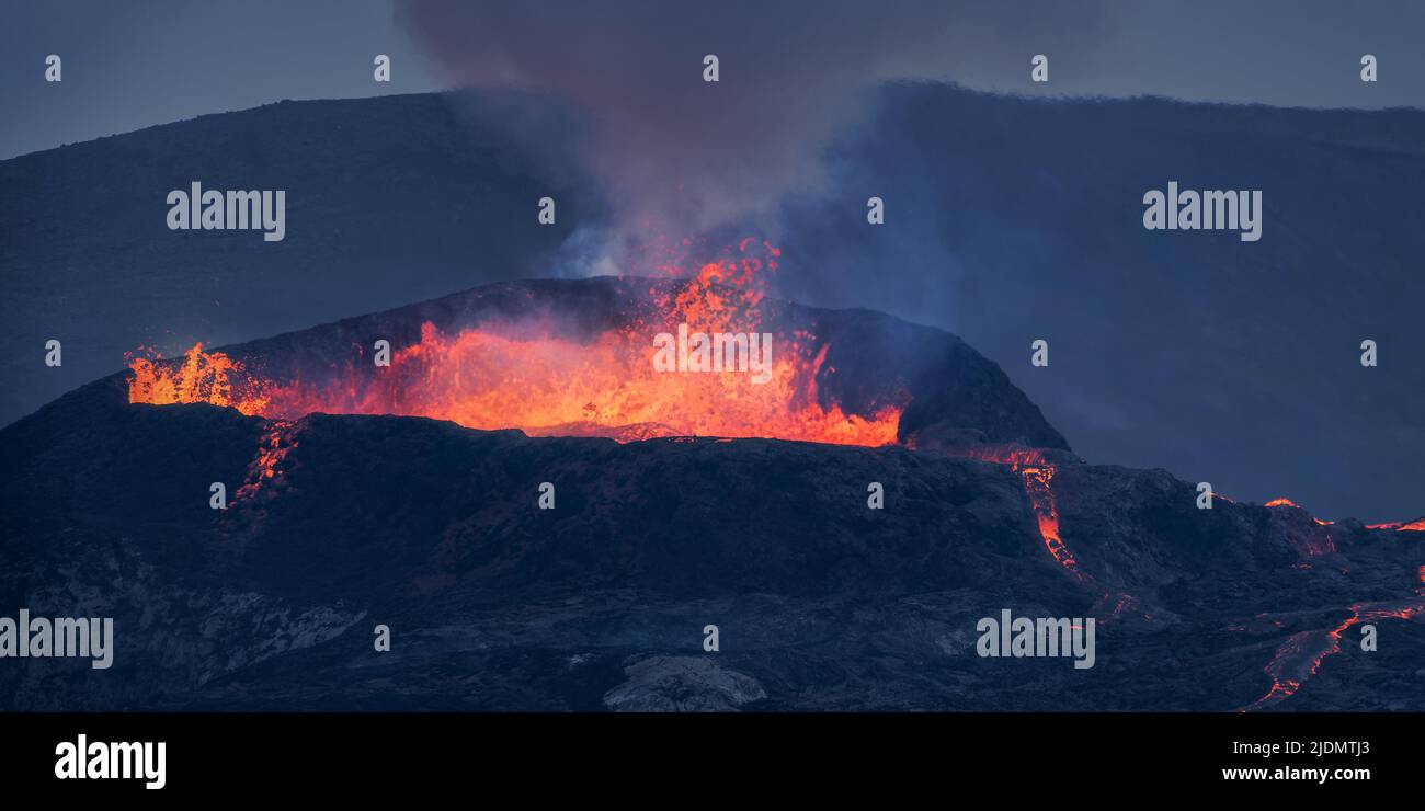Esplosione di lava nel cratere del vulcano Fagradersfjall durante l'eruzione nell'agosto 2021, Islanda Foto Stock