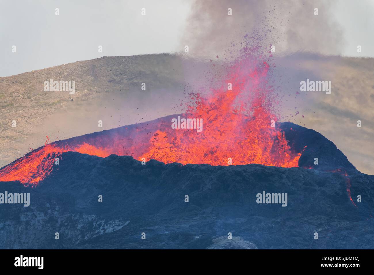 Primo piano dell'esplosione di lava nel cratere del vulcano Fagradersfjall durante l'eruzione dell'agosto 2021, Islanda Foto Stock