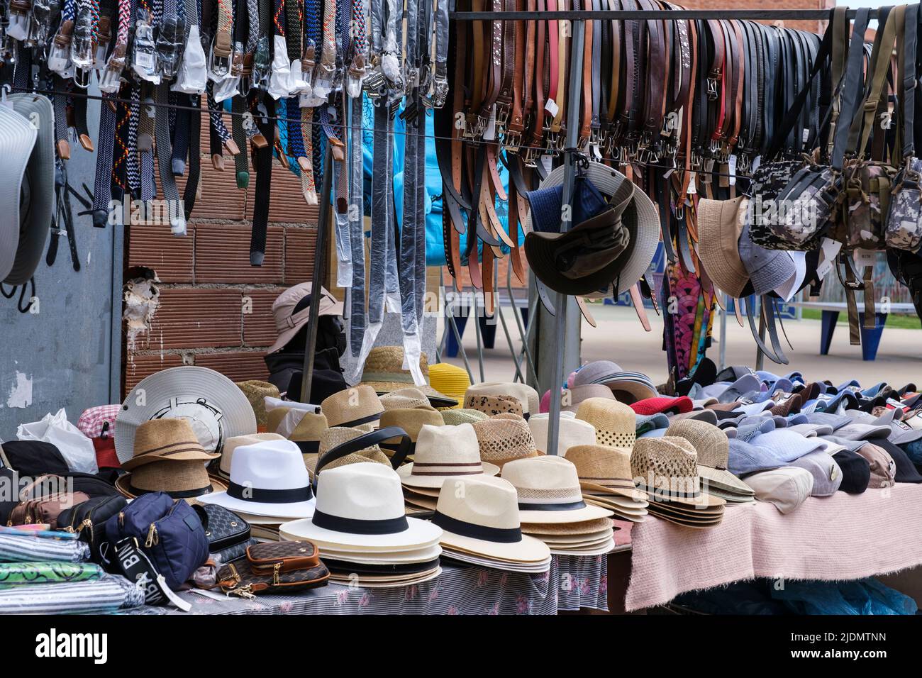 Spagna, Astorga, Castilla y Leon. Martedì mercato, cappello e cinghia fornitore. Foto Stock