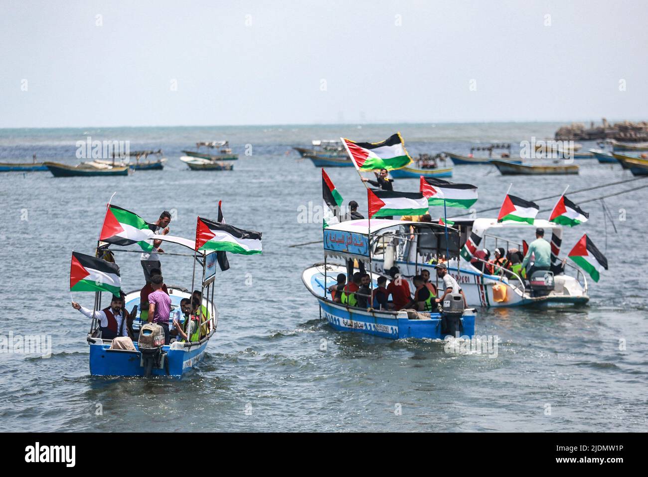 Città di Gaza, territori palestinesi. 22nd giugno 2022. I palestinesi partecipano a un raduno di barche contro il blocco imposto da Israele alla striscia di Gaza dal 2007, che ha un impatto schiacciante sul sostentamento dei palestinesi. Credit: Mohammed Talatene/dpa/Alamy Live News Foto Stock