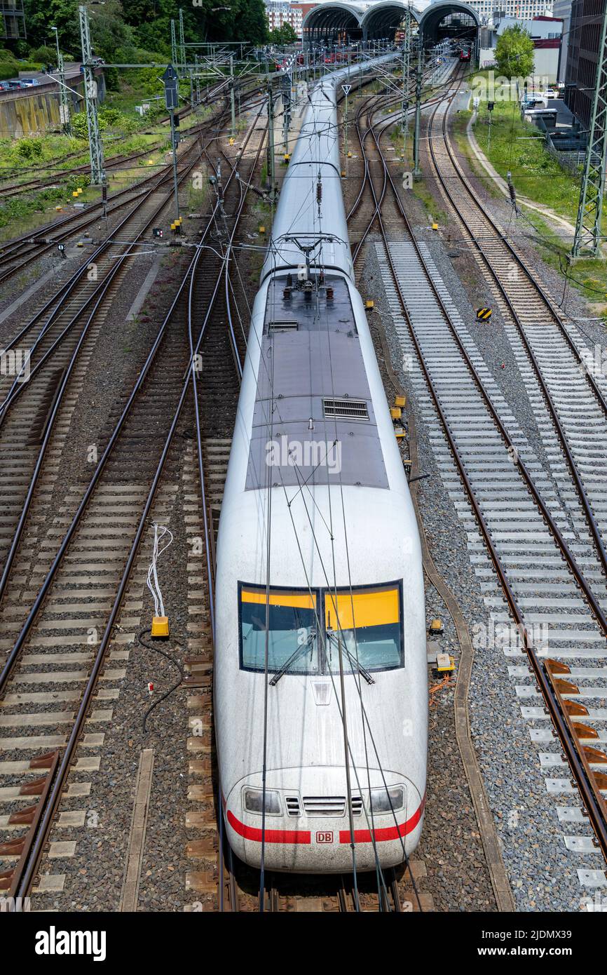 TRENO AD alta velocità ICE 1 alla stazione centrale di Kiel Foto Stock