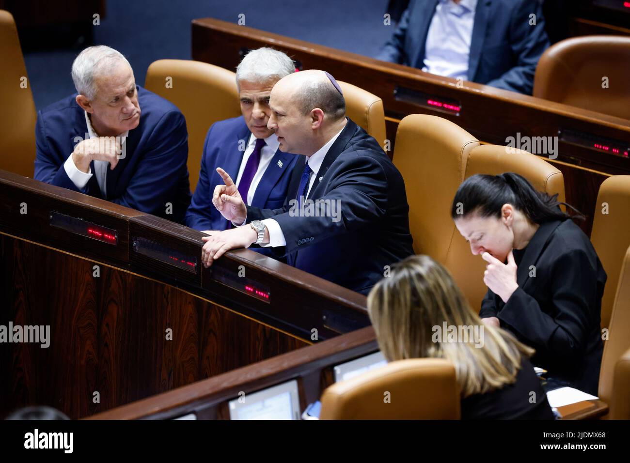 (220622) -- GERUSALEMME, 22 giugno 2022 (Xinhua) -- un voto su un disegno di legge per sciogliere il parlamento si svolge nella sala dell'assemblea della Knesset a Gerusalemme, 22 giugno 2022. Mercoledì i legislatori israeliani hanno votato a favore di un disegno di legge per sciogliere il parlamento in una votazione preliminare, facendo il primo passo per inviare il paese per le sue quinta elezioni in tre anni. (JINI via Xinhua) Foto Stock