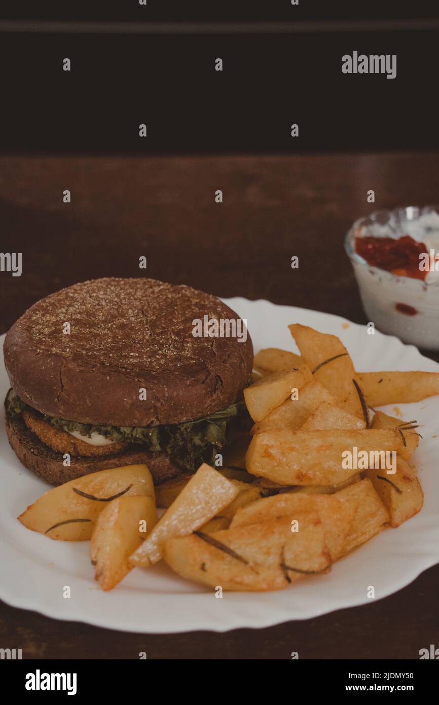 piastra verticale di patatine fritte e un hamburger Foto Stock