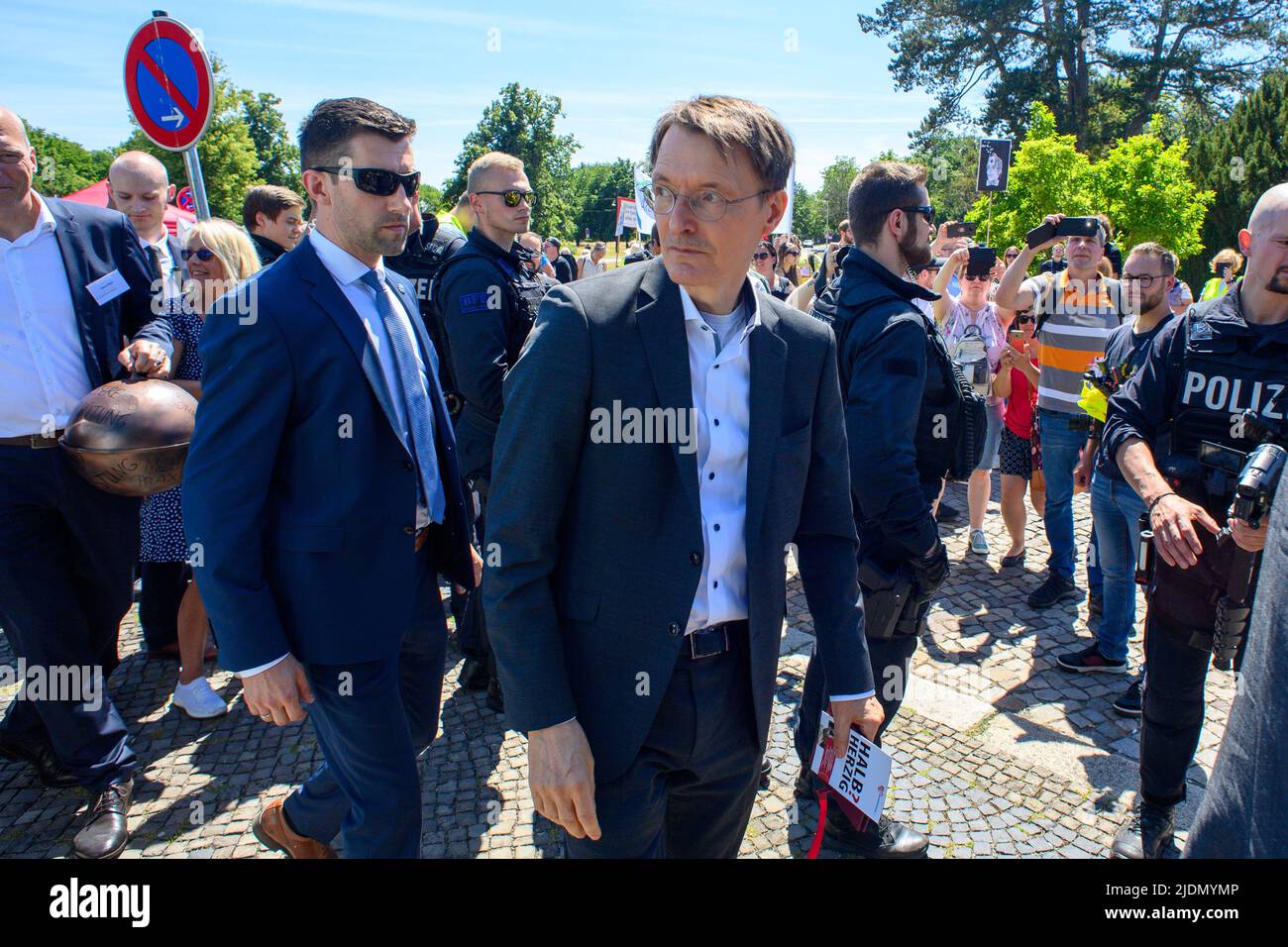 Magdeburg, Germania. 22nd giugno 2022. Il Ministro federale della sanità Karl Lauterbach (M, SPD) lascia un raduno di operatori sanitari. Lì aveva parlato con dimostranti che chiedevano personale migliore, finanziamenti sostenibili e una buona assistenza. La manifestazione si è svolta nella sede della conferenza dei ministri della Sanità. Prima dell'inizio della conferenza, il ministro federale aveva ribadito il suo piano di abbandonare i test gratuiti di cittadinanza Corona per tutti. Credit: Klaus-Dietmar Gabbert/dpa/Alamy Live News Foto Stock