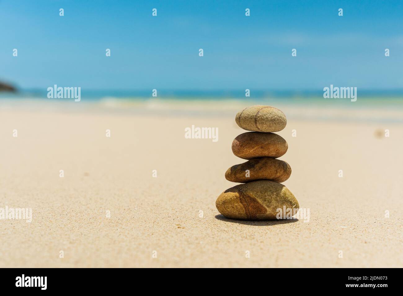 Pietre bilanciate sulla spiaggia. Zen pietre meditazione e relax. Giardino zen giapponese Foto Stock