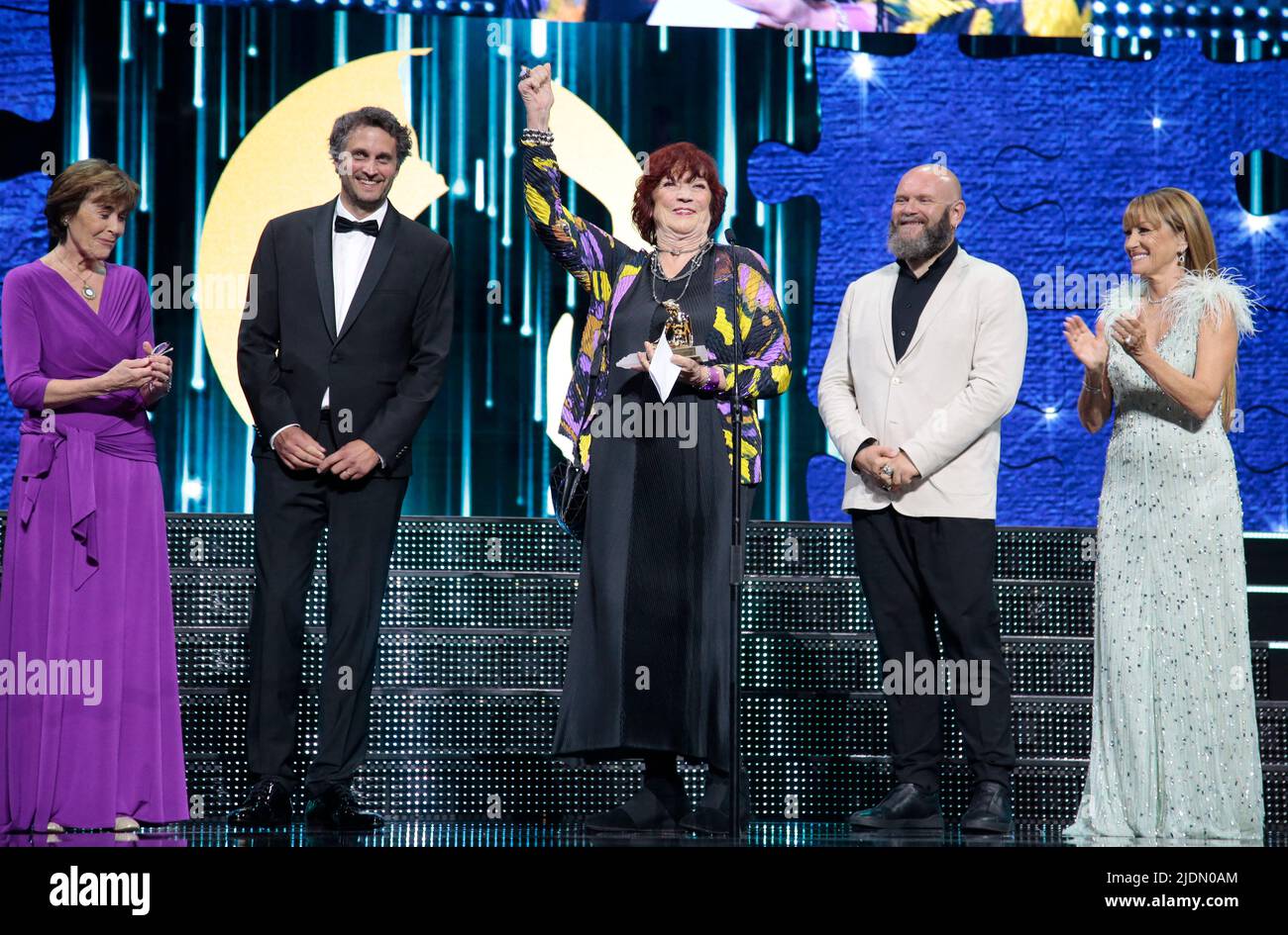 Il produttore Tillman Geithe, il direttore Stefan Bühling, Thekla Carola Wied e il produttore Regina Ziegler si presentano con il premio "Best Film Award" per 'Martha Liebermann' accanto al membro della Giuria Darko Peric (L) e Jane Seymour (R) alla cerimonia di chiusura del Festival TV di Monte Carlo 61st a Monte-Carlo, Monaco, il 21 giugno, 2022. Foto di Patrick Aventurier/ABACAPRESS.COM Foto Stock