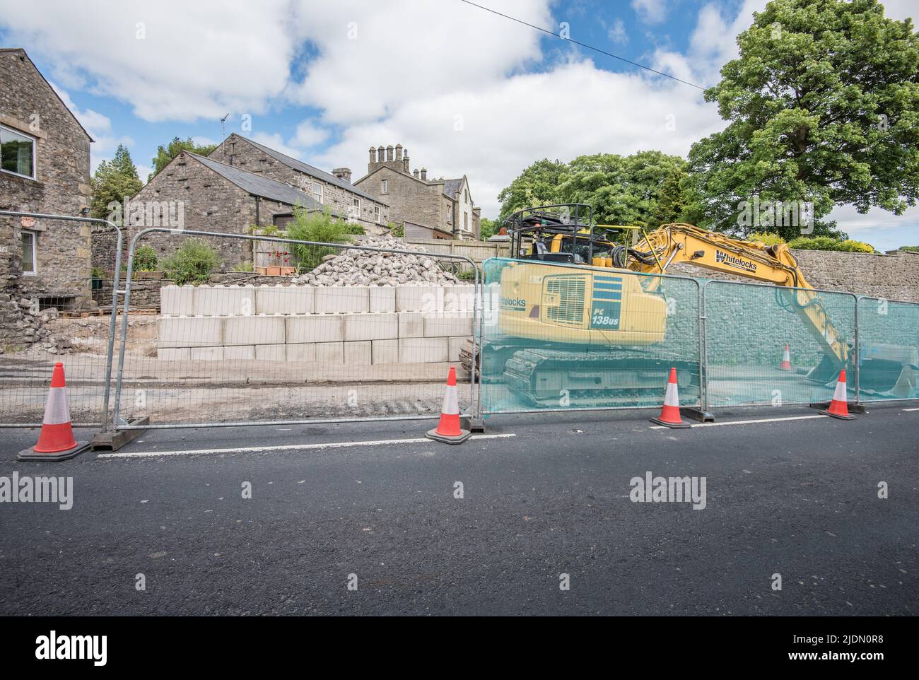 Completato il blocco ora in atto a Kayley Hill, Long Preston dove sta avvenendo il lavoro principale per riparare un grande muro ........ 20th giugno 2022. Foto Stock