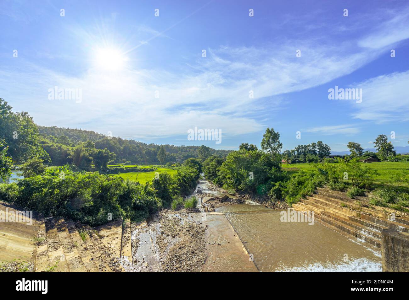 Il flusso d'acqua nel campo di riso forma la diga dalle cascate nella montagna che si trova a Pua, Nan, Thailandia Foto Stock