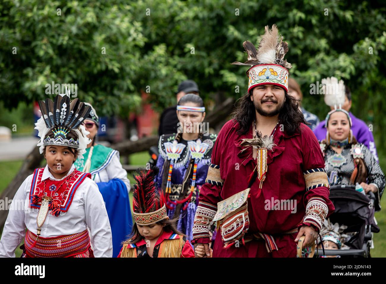 Il gruppo di ballerini indigeni arriva per la celebrazione del solstizio d'estate nella Vecchia Montreal. Foto Stock