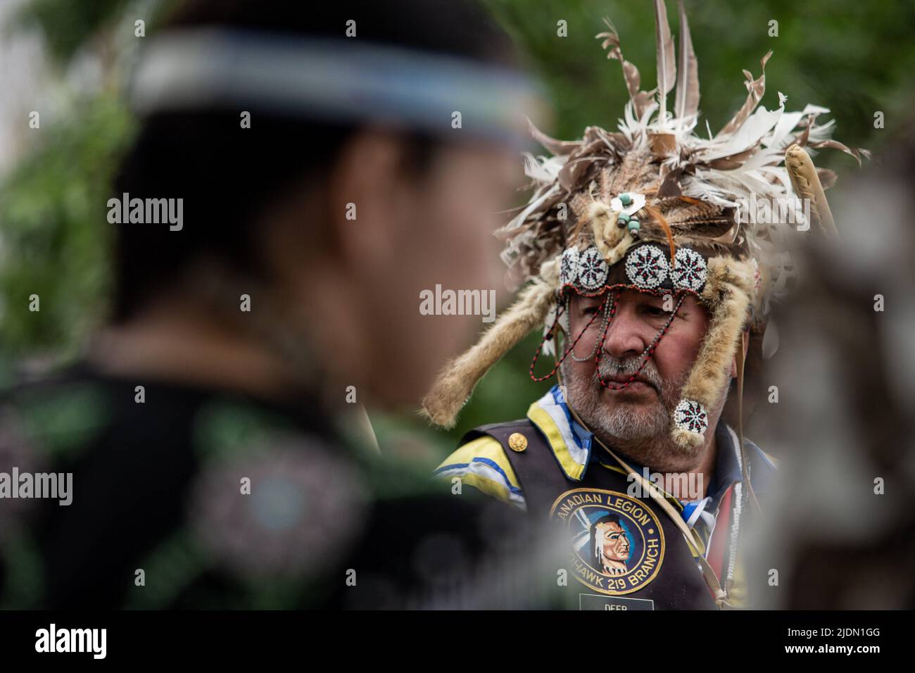 Un anziano indigeno che si prepara per la celebrazione del solstizio d'estate nella Vecchia Montreal. Foto Stock