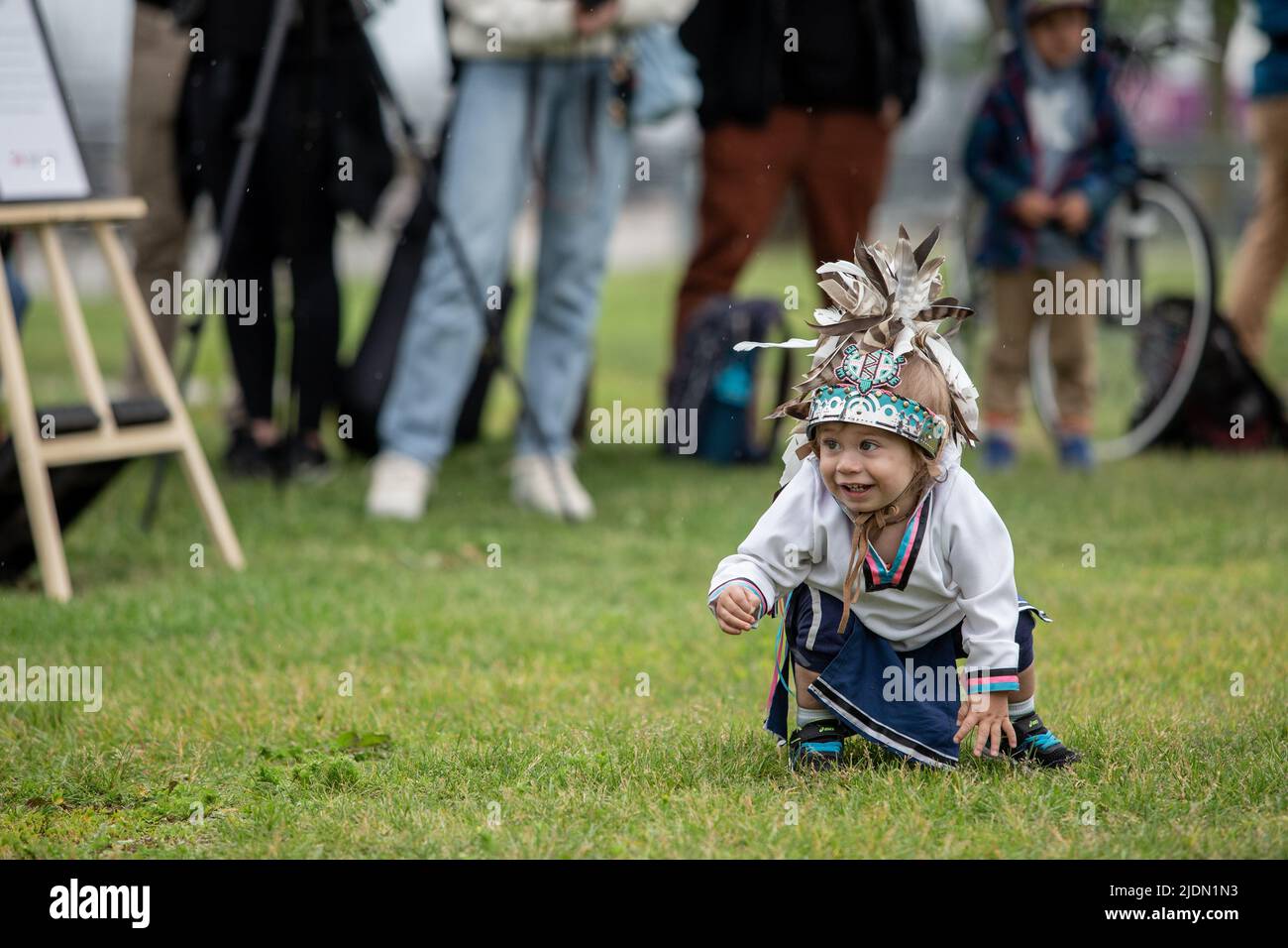 Un bambino indigeno visto giocare tra le presentazioni delle celebrazioni del solstizio d'estate. Foto Stock