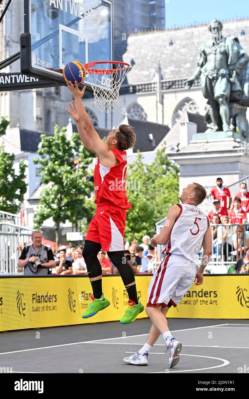 Il giapponese Ryo Sadohara e gli Arturs Strelnieks della Lettonia hanno mostrato la foto durante una partita di basket 3x3 tra la Lettonia e il Giappone, nella fase di qualificazione maschile, alla Coppa del mondo FIBA 2022, mercoledì 22 giugno 2022, ad Anversa. La FIBA 3x3 Basket World Cup 2022 si svolge dal 21 al 26 giugno ad Anversa. BELGA FOTO DIRK WAEM Foto Stock