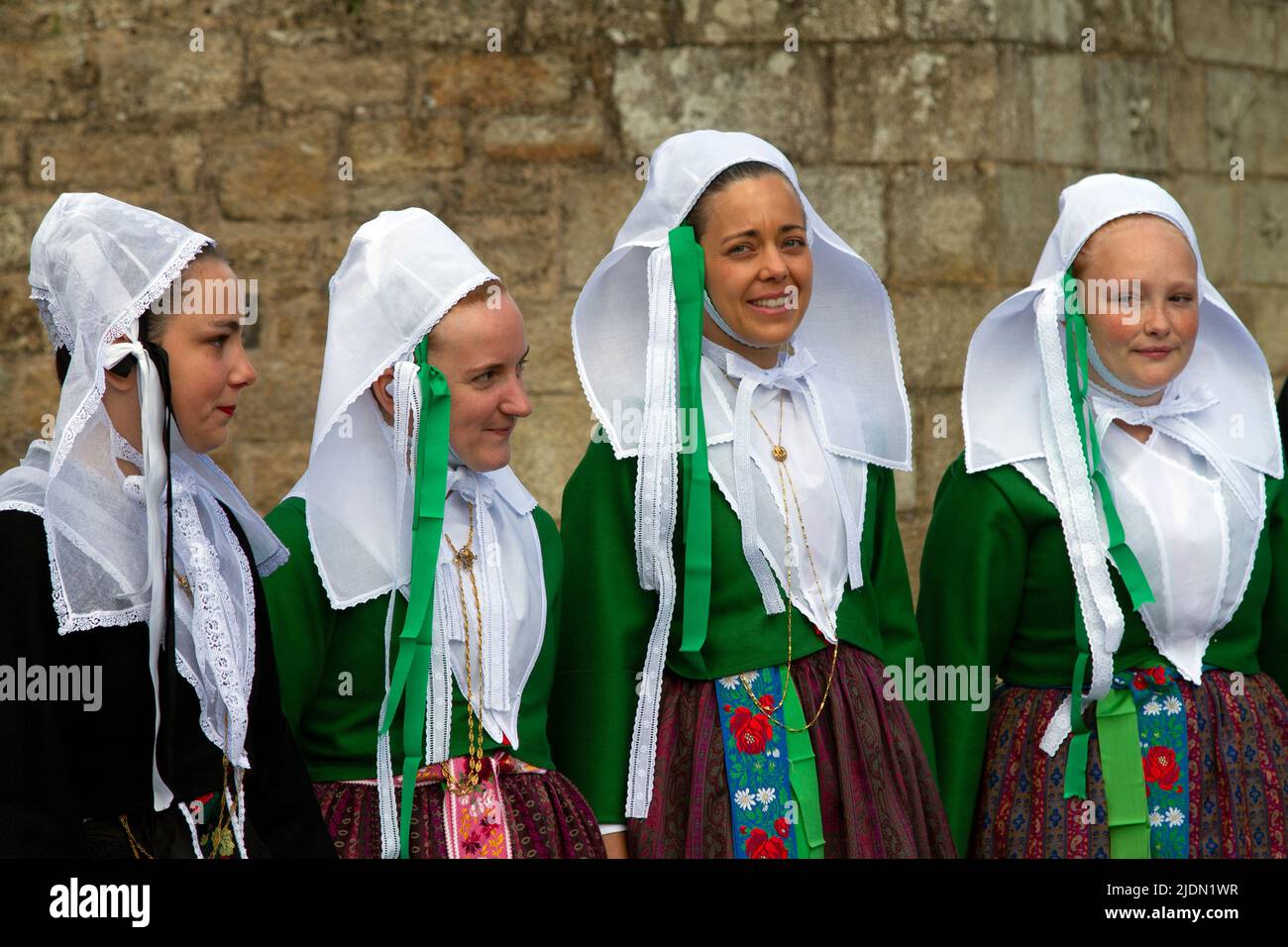 Ballerini bretoni in costume e headdresses tradizionali. Foto Stock