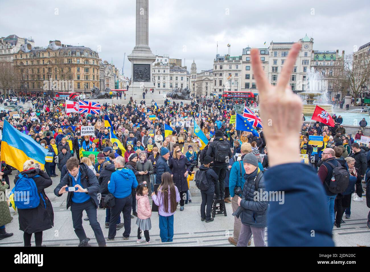 La gente si riunisce durante uno stand con l’Ucraina per protestare contro la recente invasione dell’Ucraina da parte della Russia a Trafalgar Square a Londra. Foto Stock