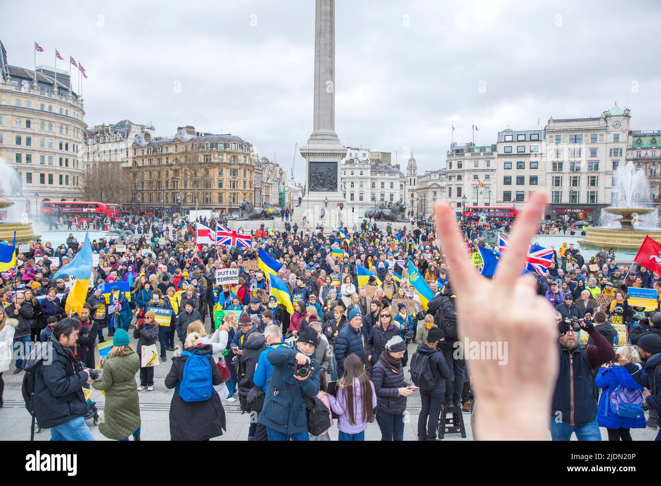 La gente si riunisce durante uno stand con l’Ucraina per protestare contro la recente invasione dell’Ucraina da parte della Russia a Trafalgar Square a Londra. Foto Stock