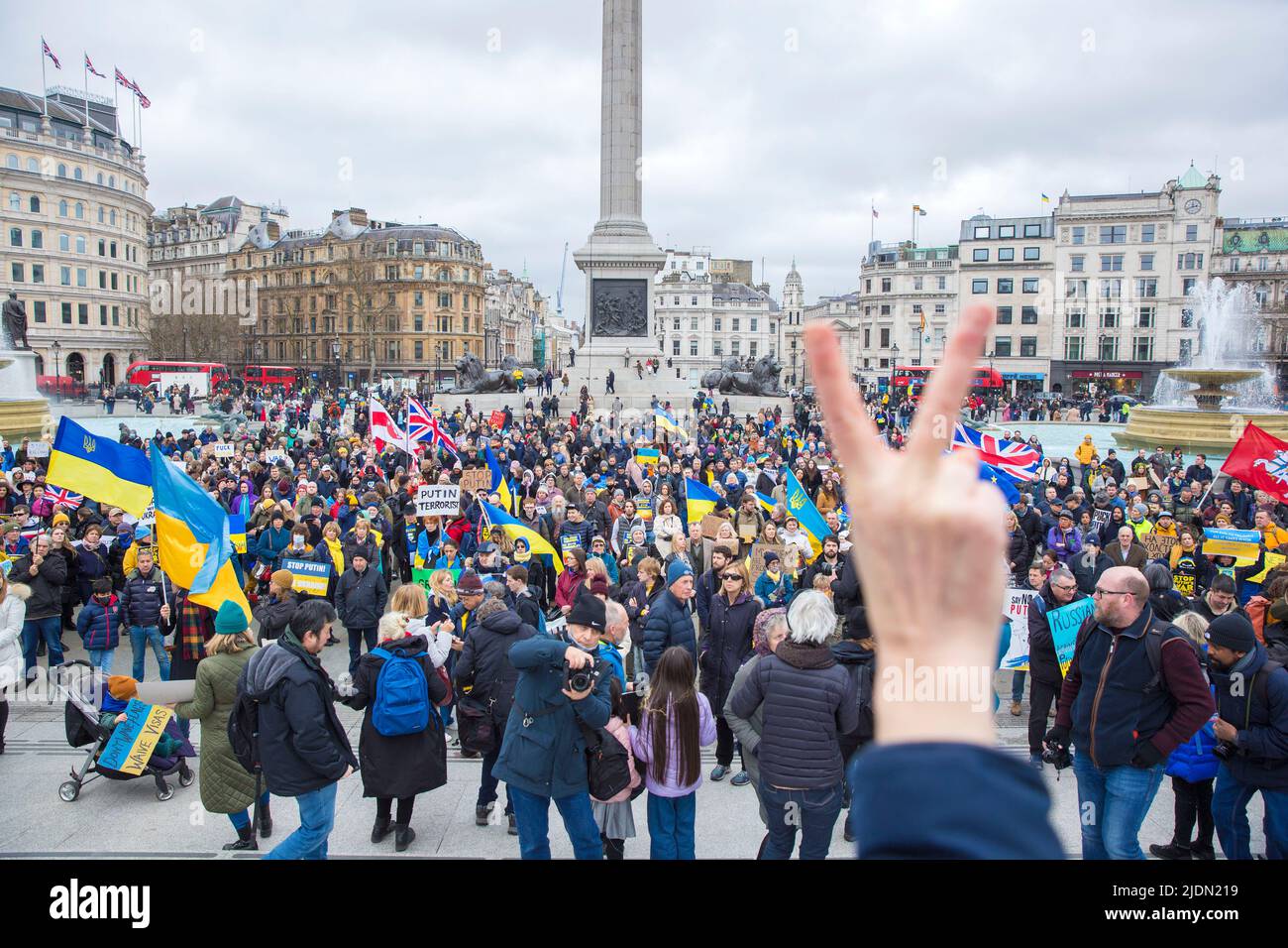La gente si riunisce durante uno stand con l’Ucraina per protestare contro la recente invasione dell’Ucraina da parte della Russia a Trafalgar Square a Londra. Foto Stock