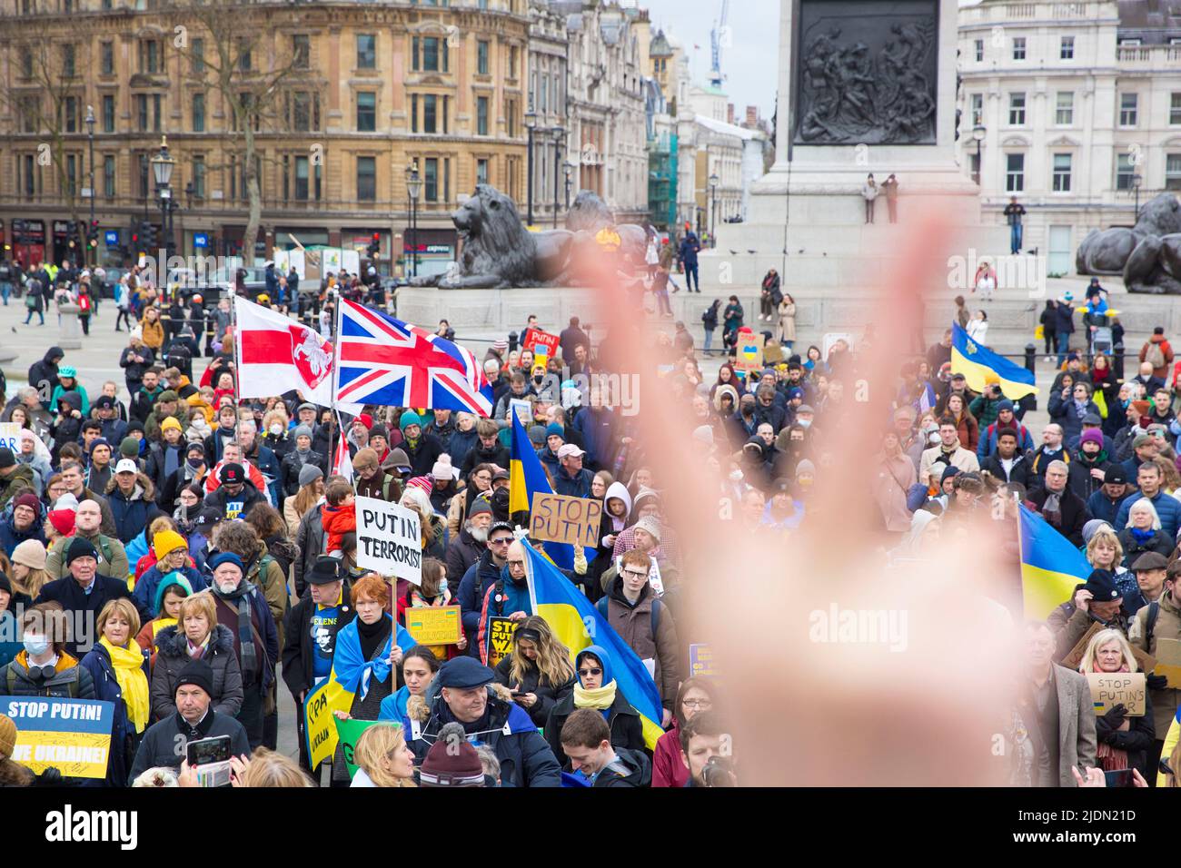La gente si riunisce durante uno stand con l’Ucraina per protestare contro la recente invasione dell’Ucraina da parte della Russia a Trafalgar Square a Londra. Foto Stock