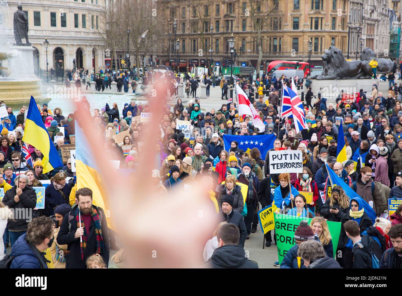 La gente si riunisce durante uno stand con l’Ucraina per protestare contro la recente invasione dell’Ucraina da parte della Russia a Trafalgar Square a Londra. Foto Stock