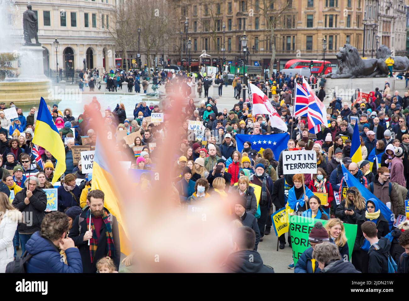 La gente si riunisce durante uno stand con l’Ucraina per protestare contro la recente invasione dell’Ucraina da parte della Russia a Trafalgar Square a Londra. Foto Stock