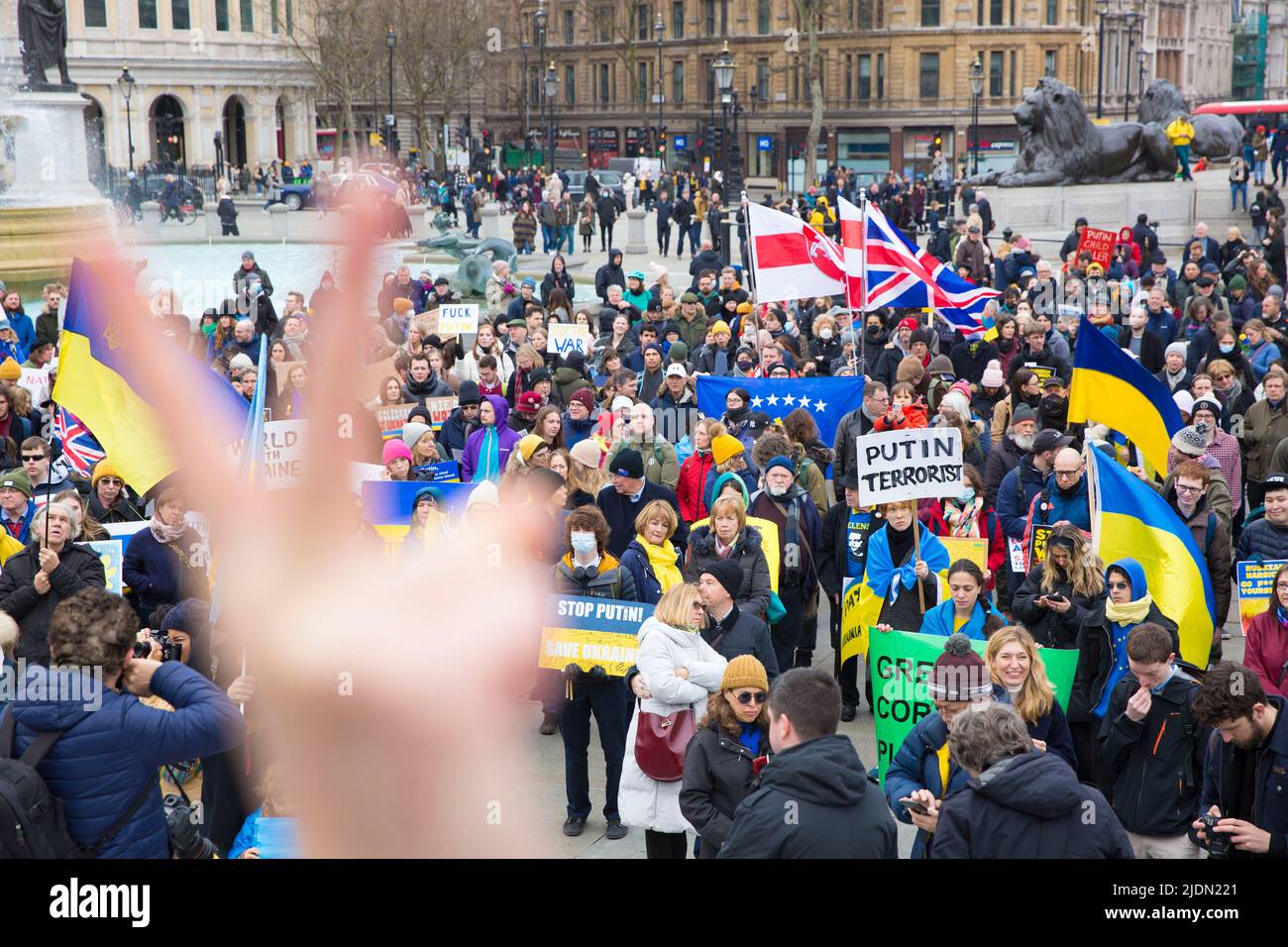 La gente si riunisce durante uno stand con l’Ucraina per protestare contro la recente invasione dell’Ucraina da parte della Russia a Trafalgar Square a Londra. Foto Stock